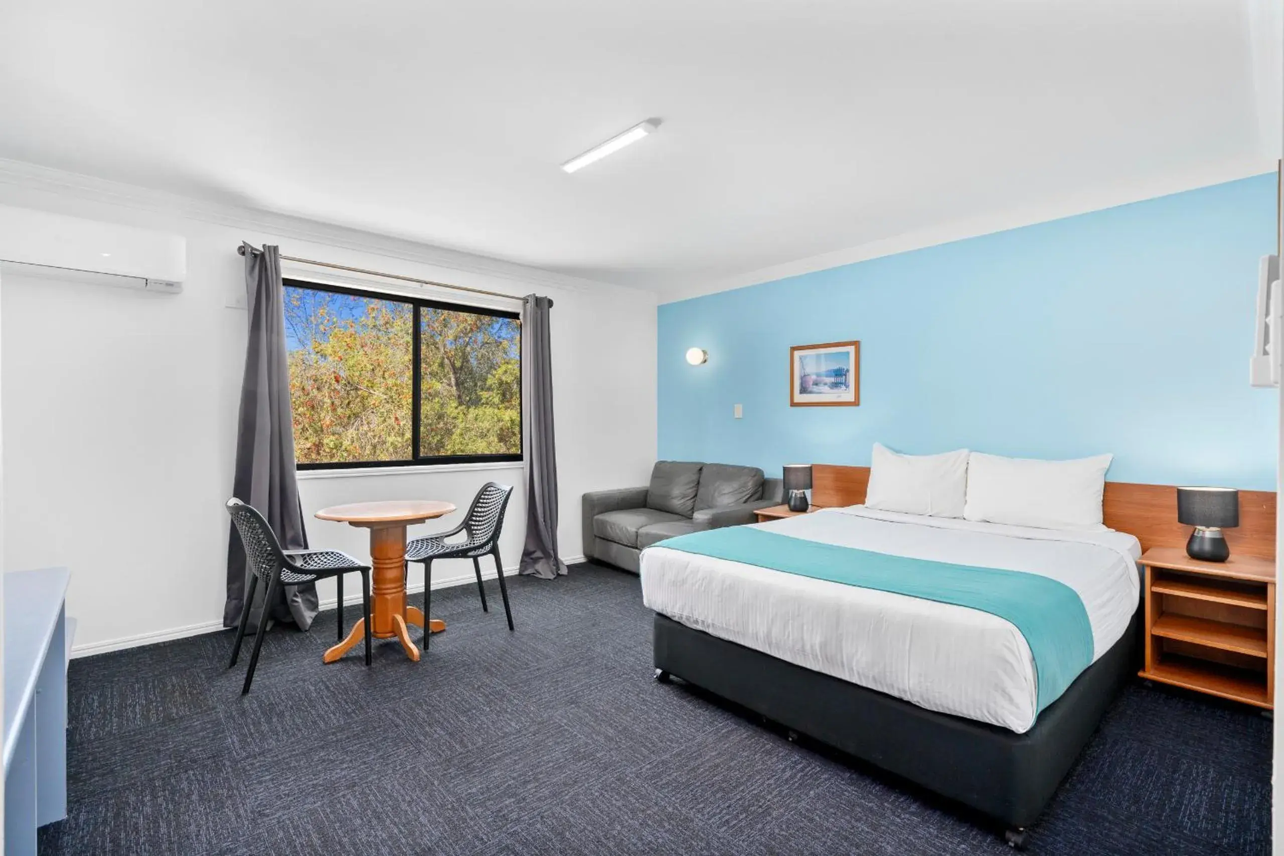 Queen Room - Non Smoking in Econo Lodge Waterford Queen Room - Non Smoking in Econo Lodge Waterford