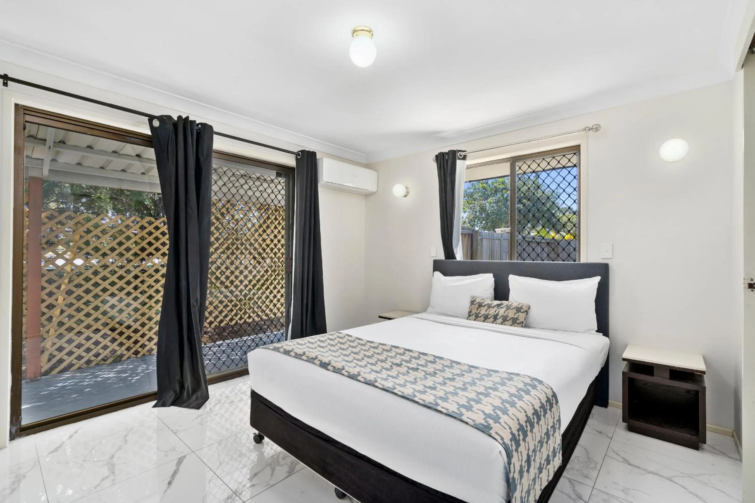 Bed in Econo Lodge Waterford