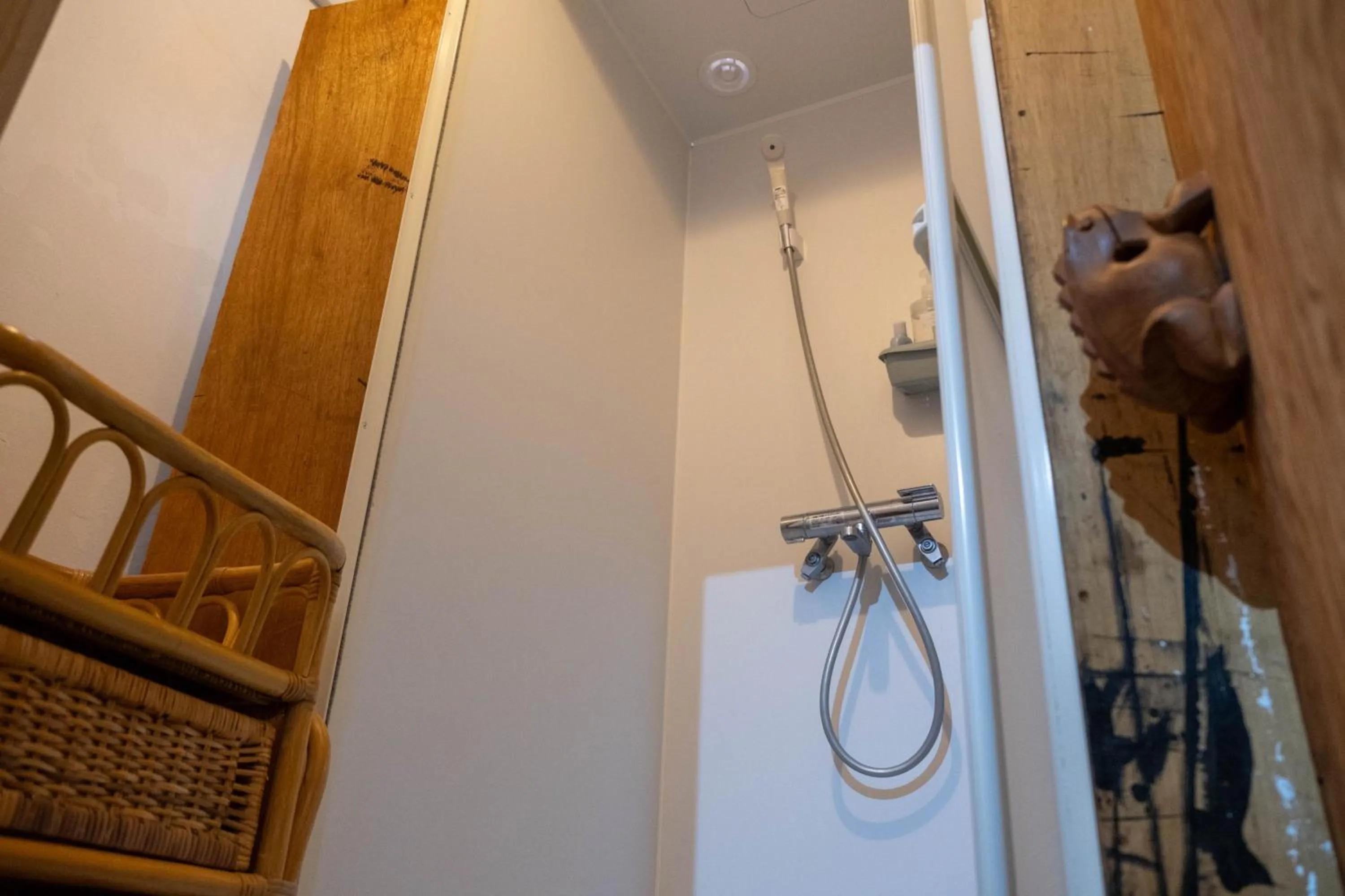 Shower in Worldtreck Dinner & Guesthouse Pise