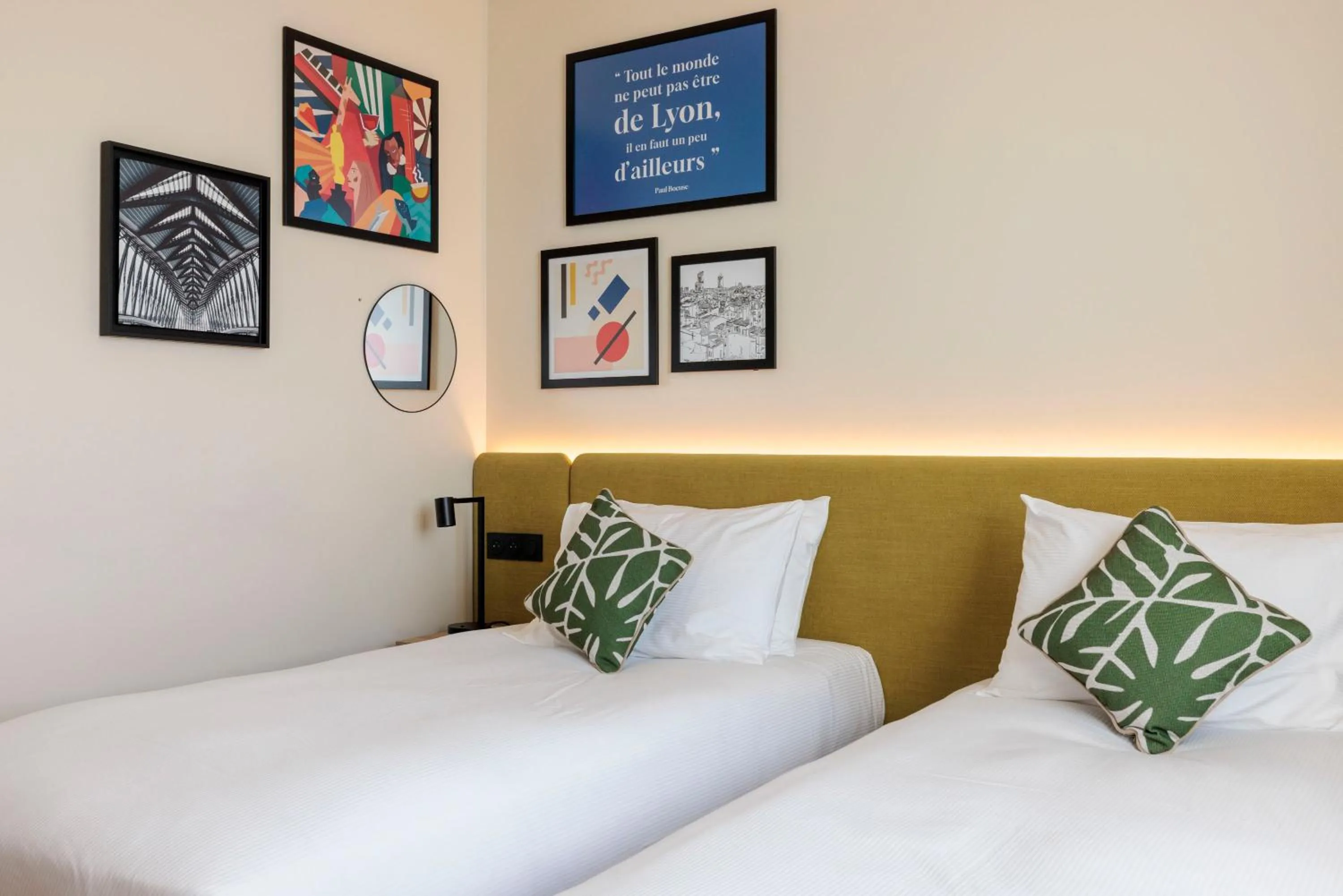 Bed in Hampton By Hilton Lyon Airport