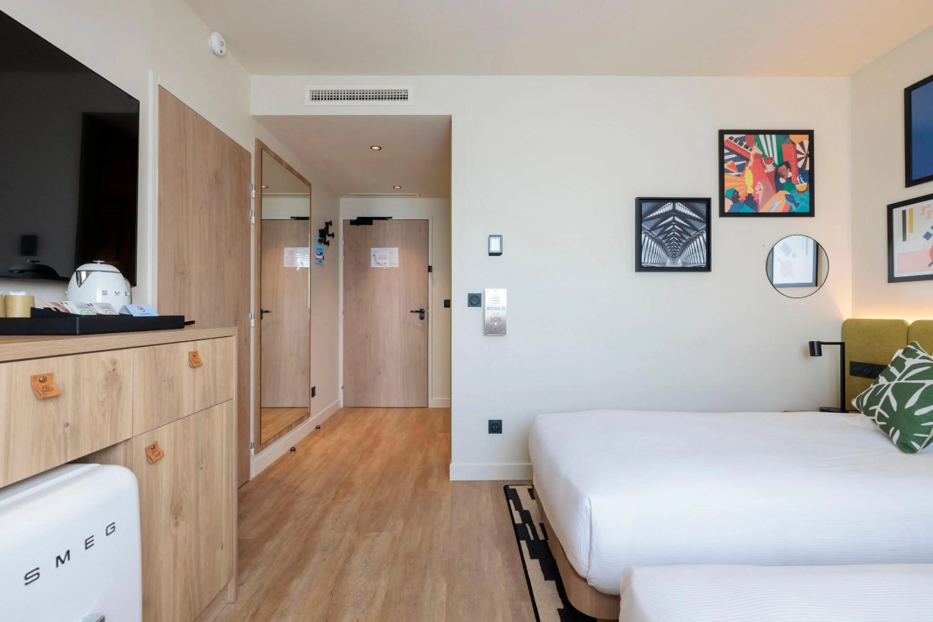 TV and multimedia, Bed in Hampton By Hilton Lyon Airport