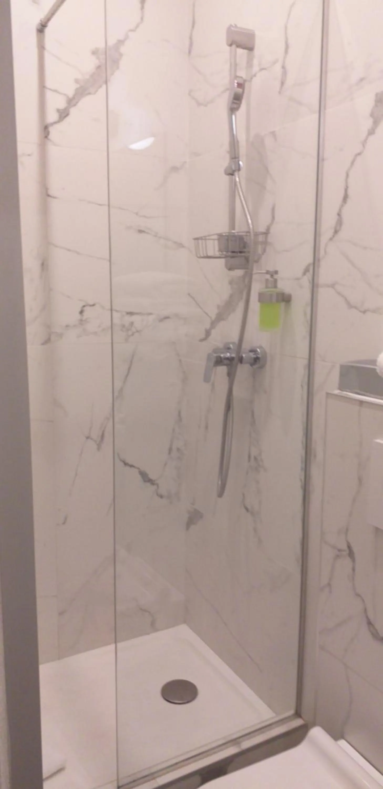 Shower in Hôtel Jeanne d'Arc Le Marais