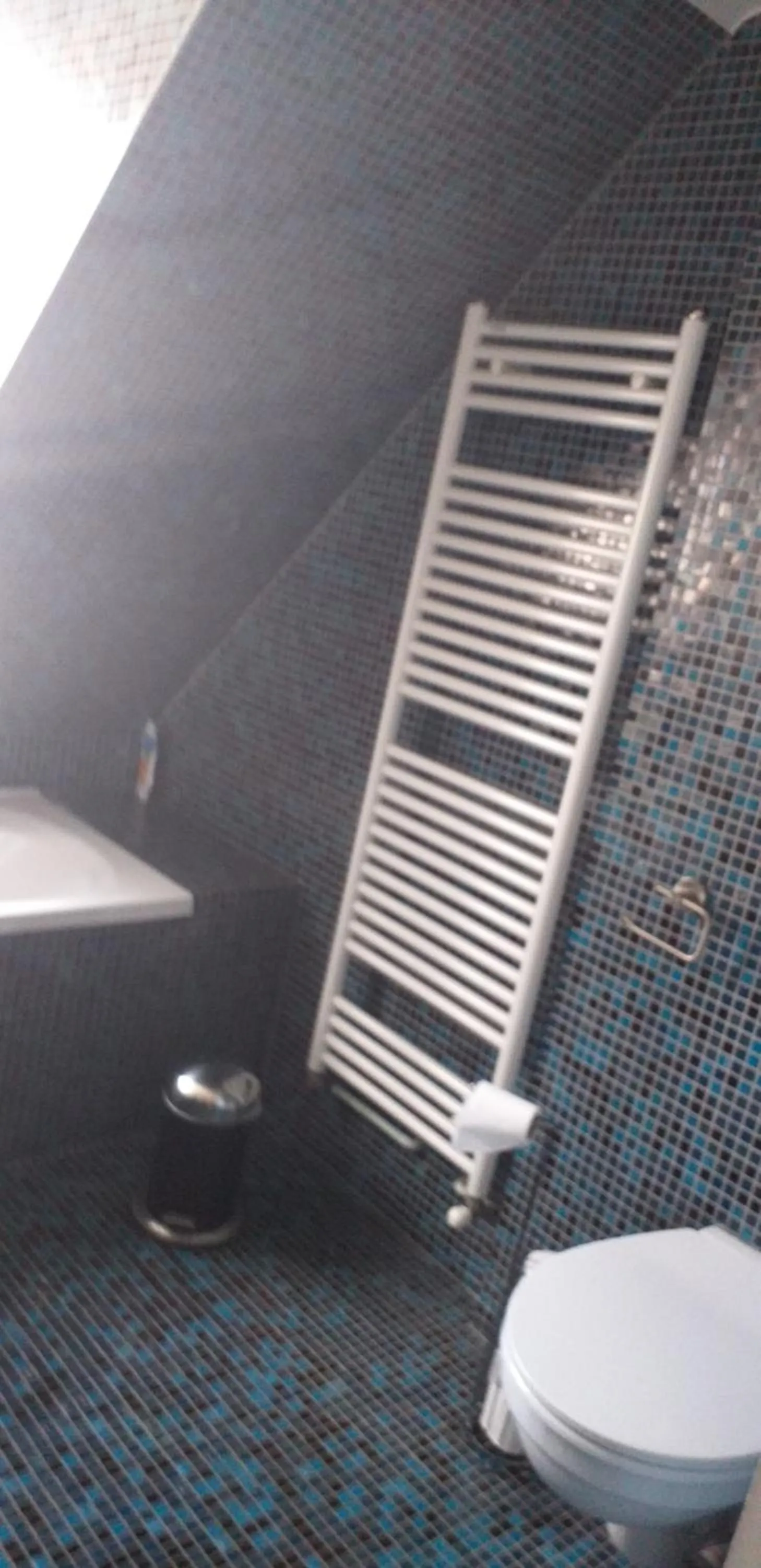 Toilet in Hôtel Jeanne d'Arc Le Marais