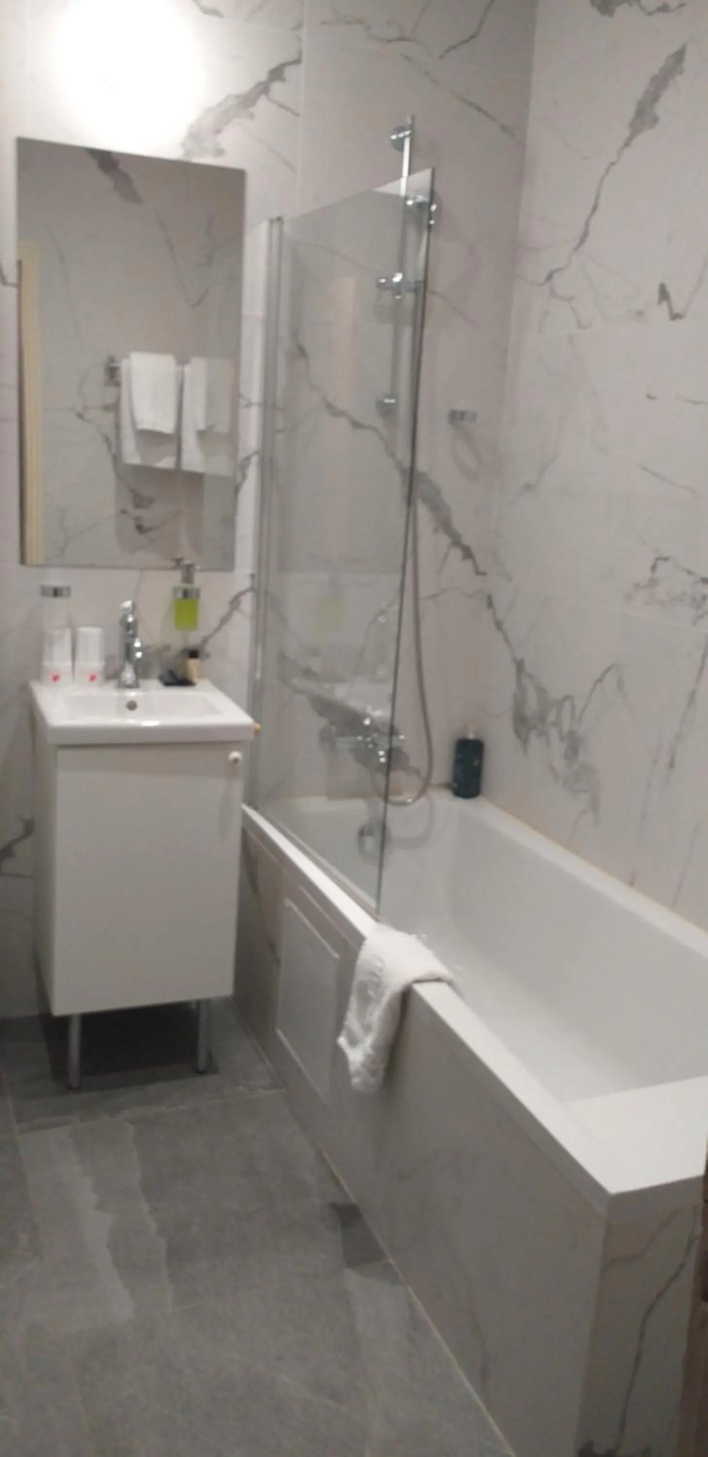 Bath in Hôtel Jeanne d'Arc Le Marais