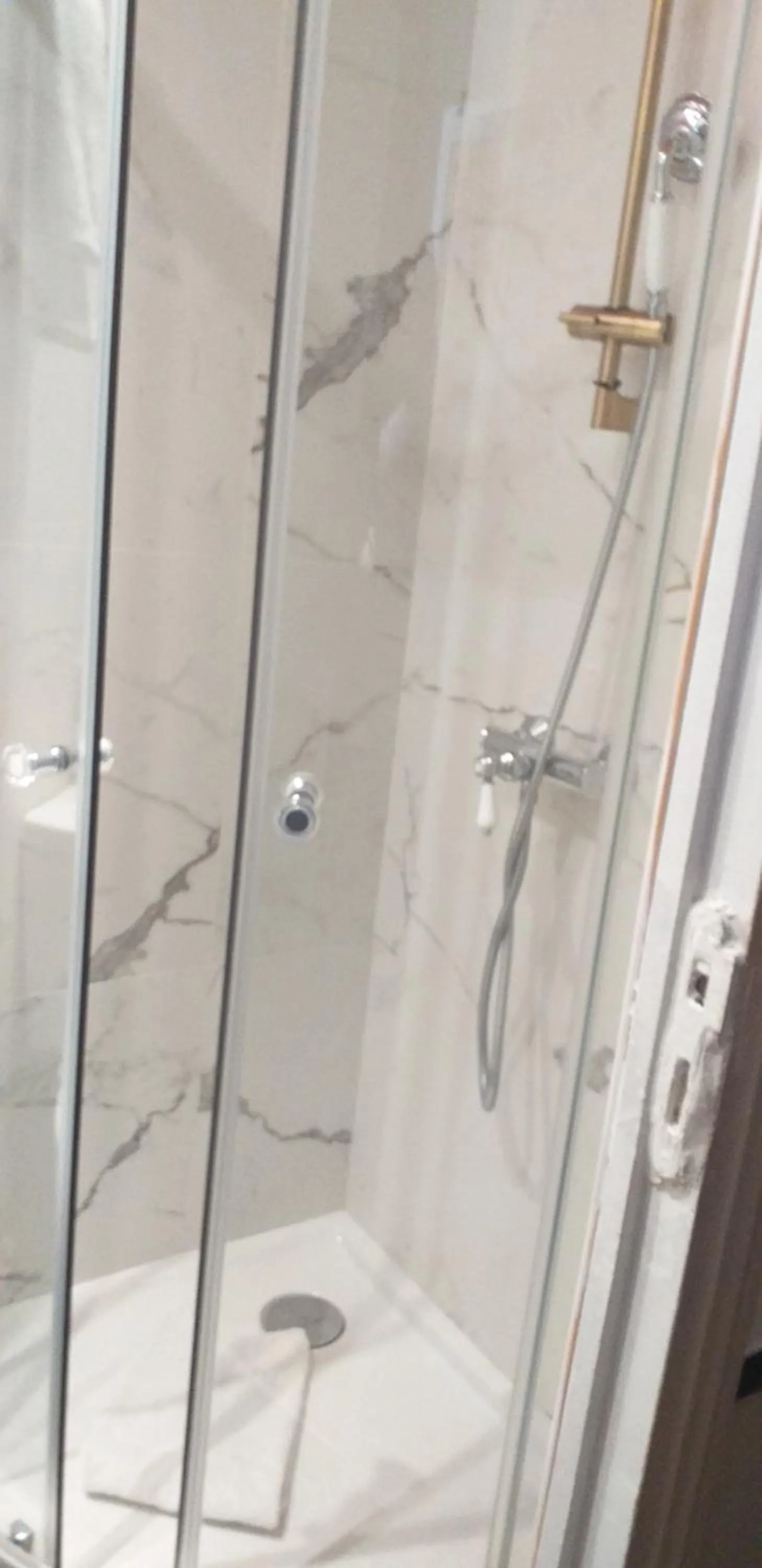 Shower in Hôtel Jeanne d'Arc Le Marais