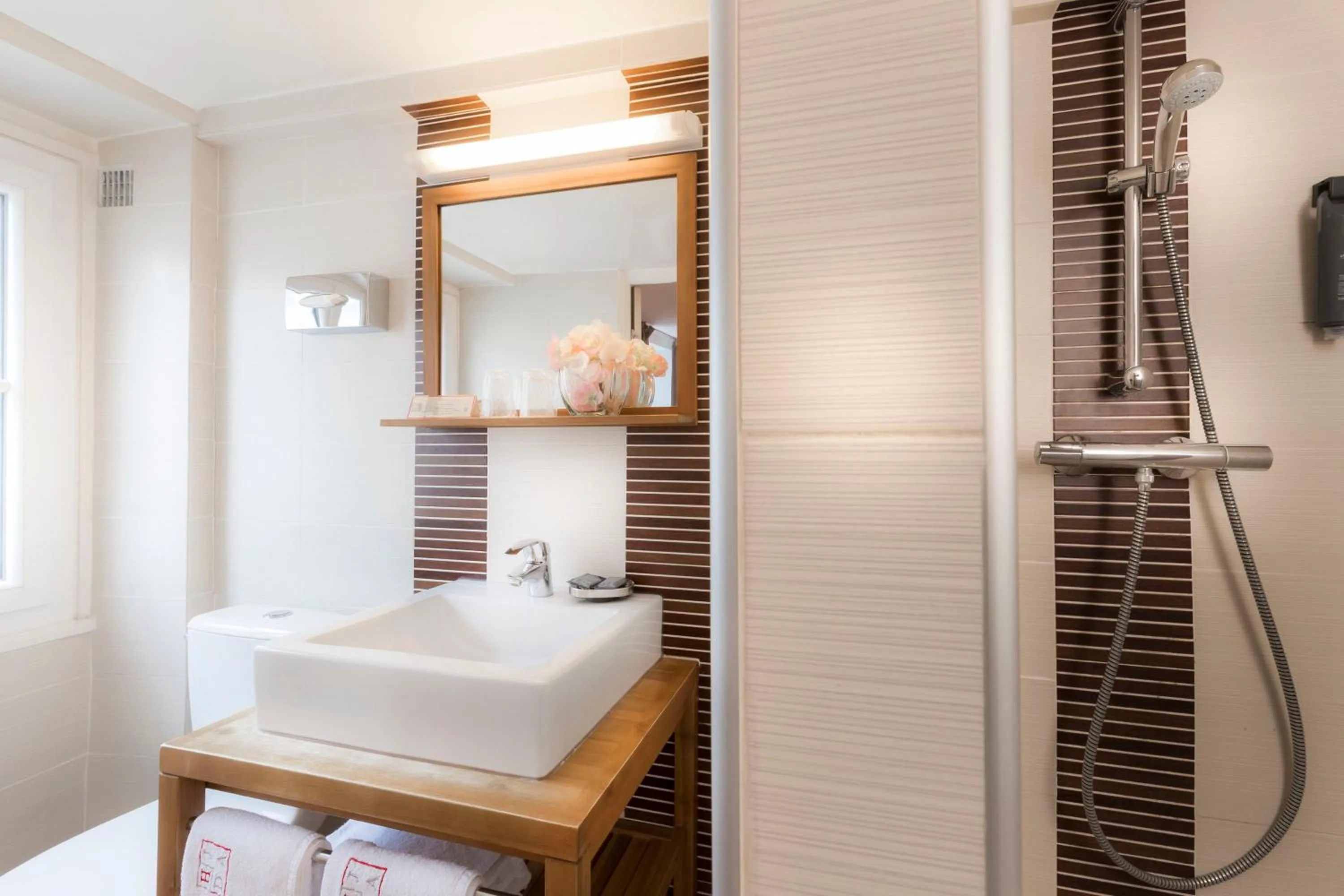 Shower in Hôtel Jeanne d'Arc Le Marais