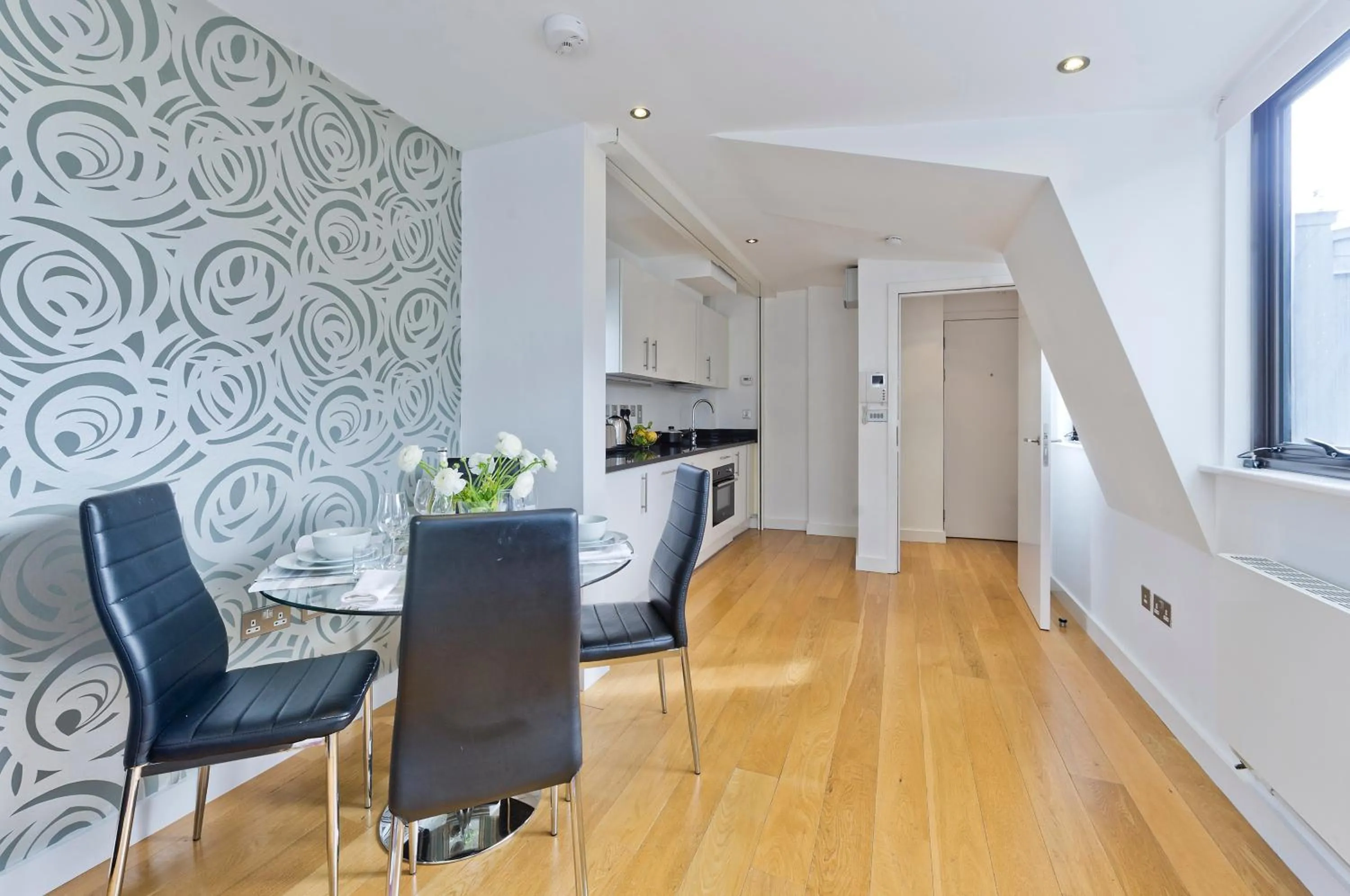 Dining area in Red Lion Court by City2Stay