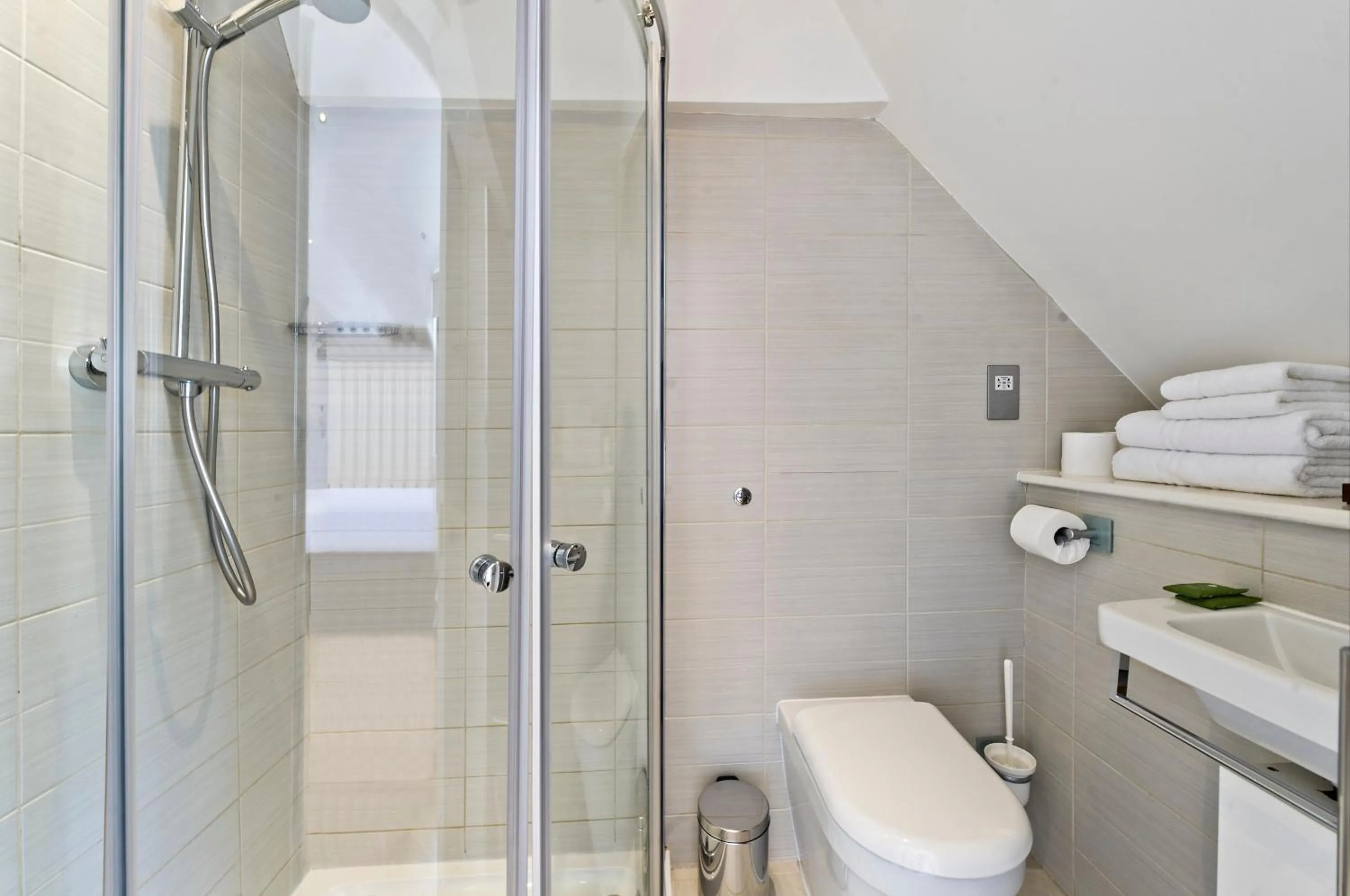 Shower in Red Lion Court by City2Stay