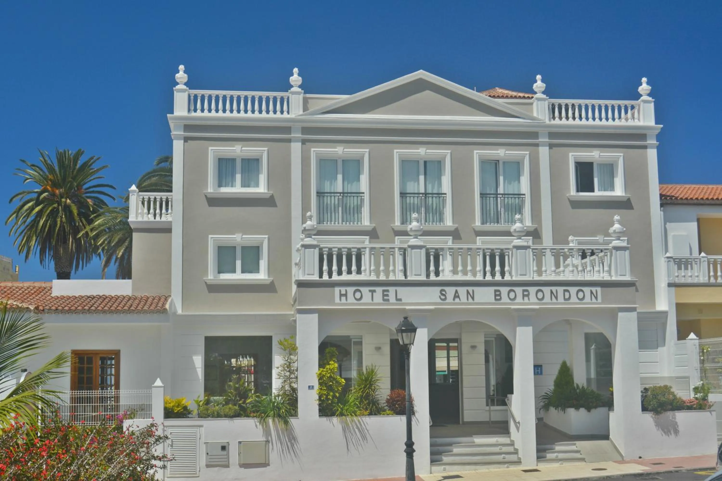 Facade/entrance in Hotel RF San Borondon