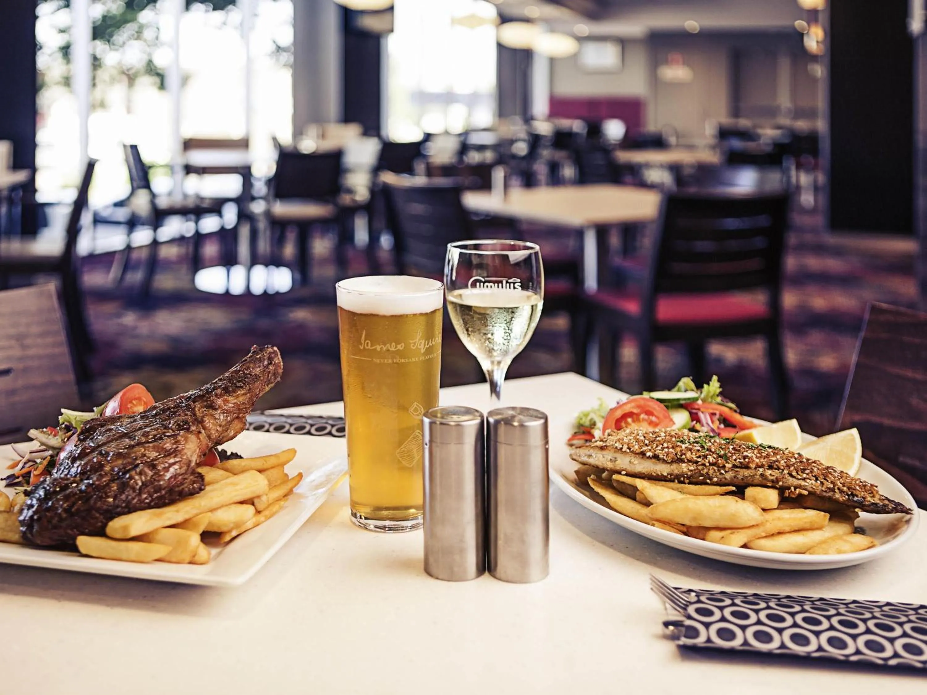 Restaurant/places to eat in Mercure Orange