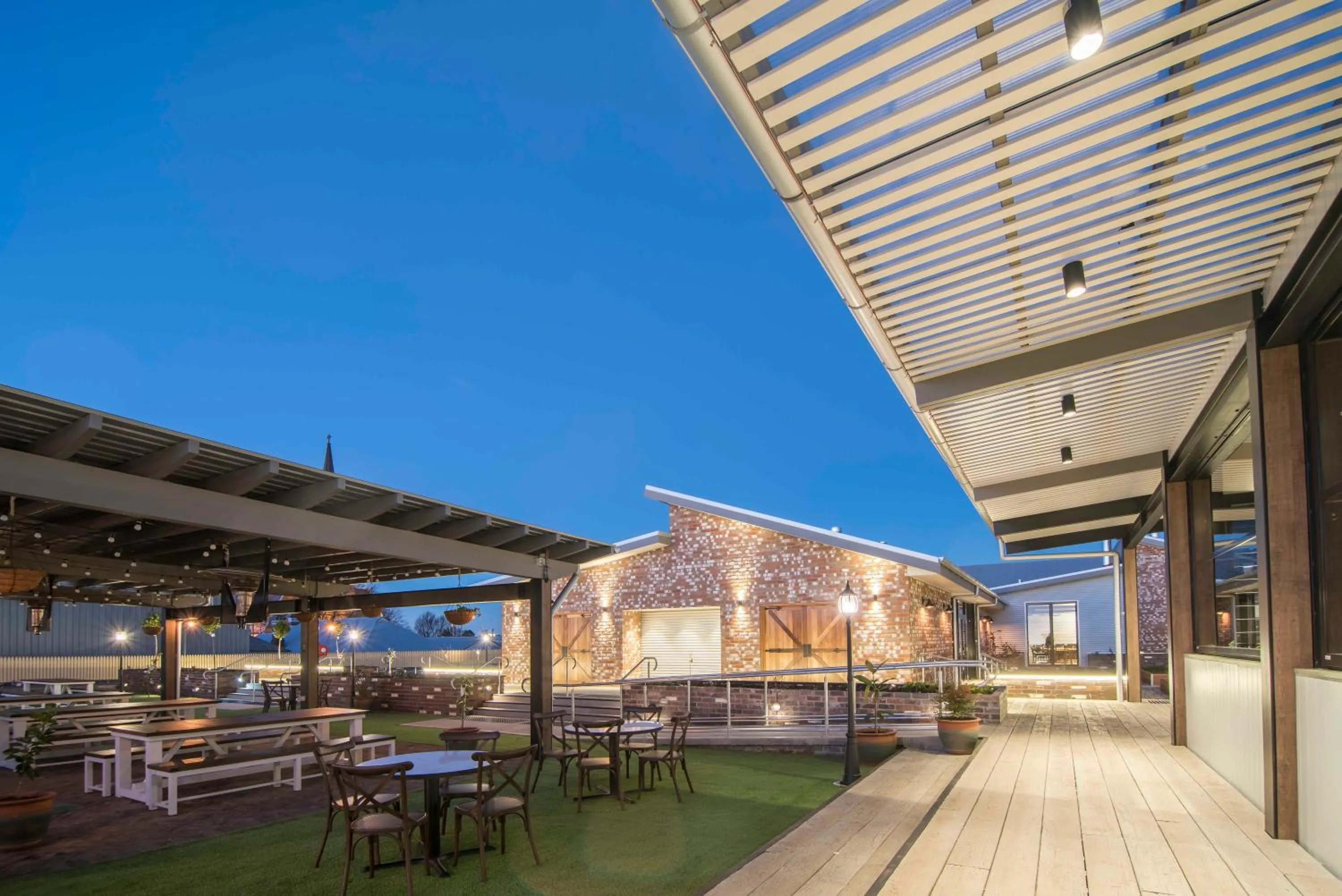 Restaurant/places to eat in Mercure Orange