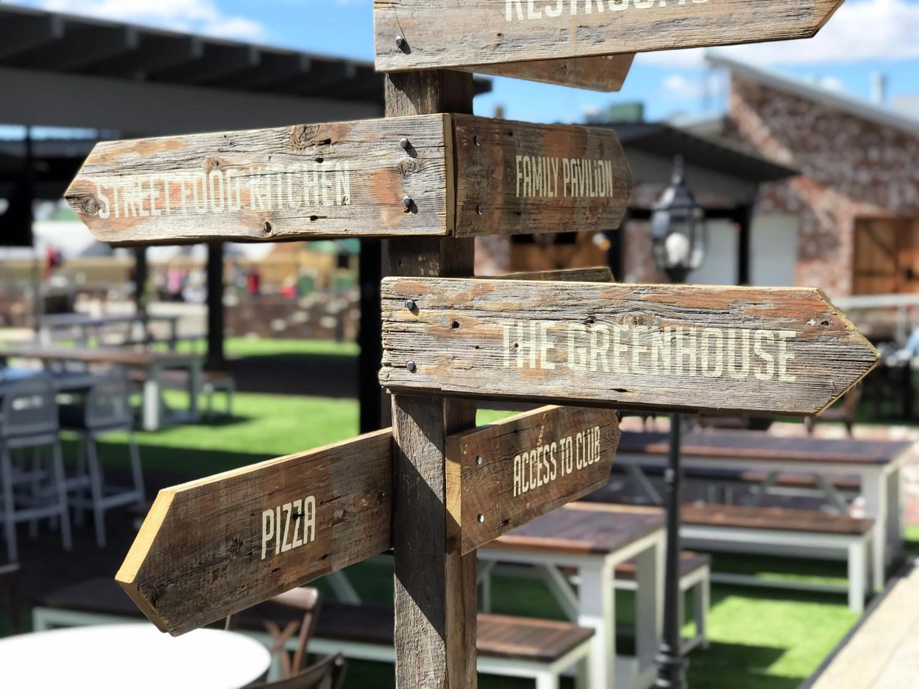 Restaurant/places to eat in Mercure Orange