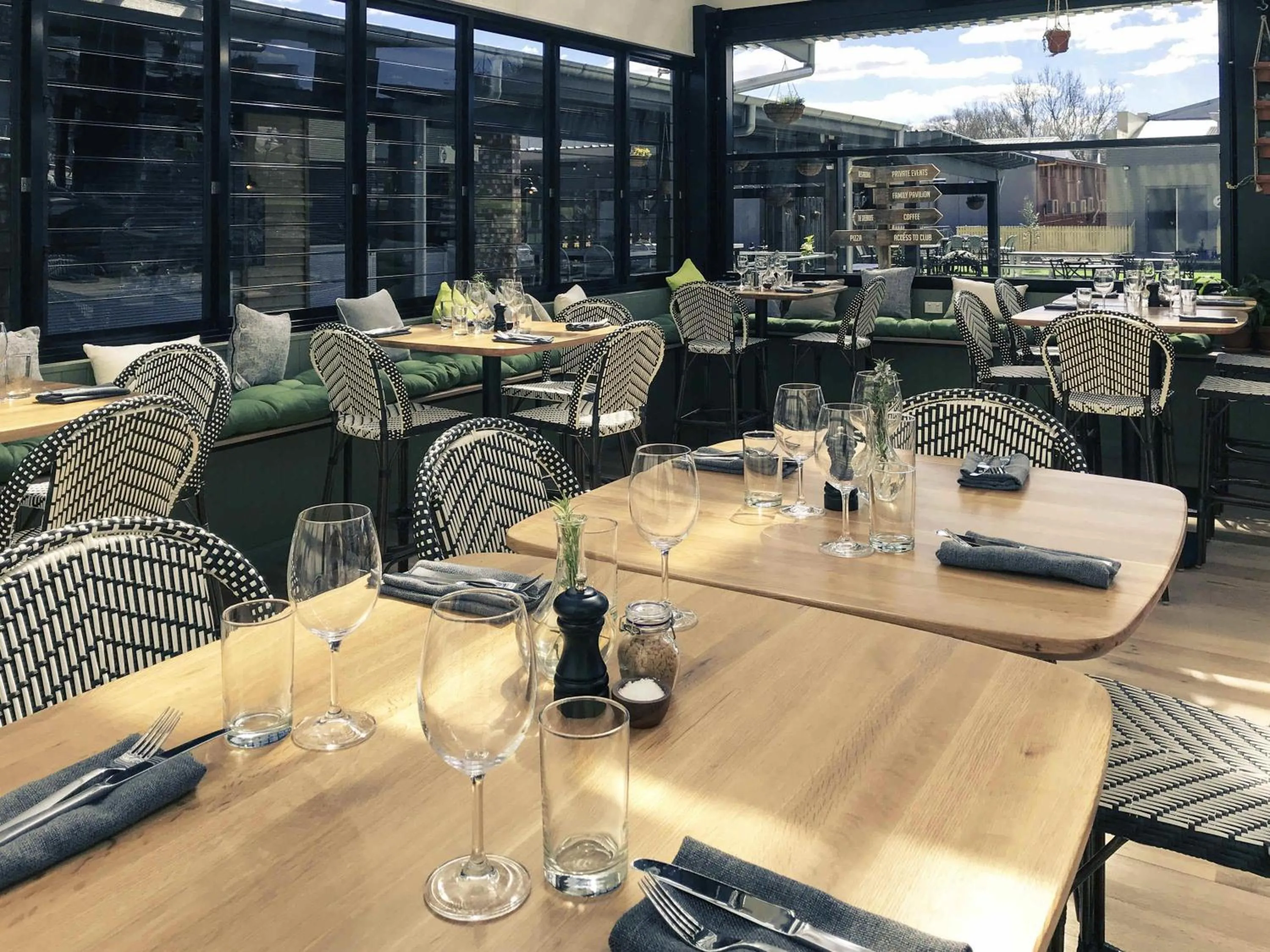 Lounge or bar in Mercure Orange