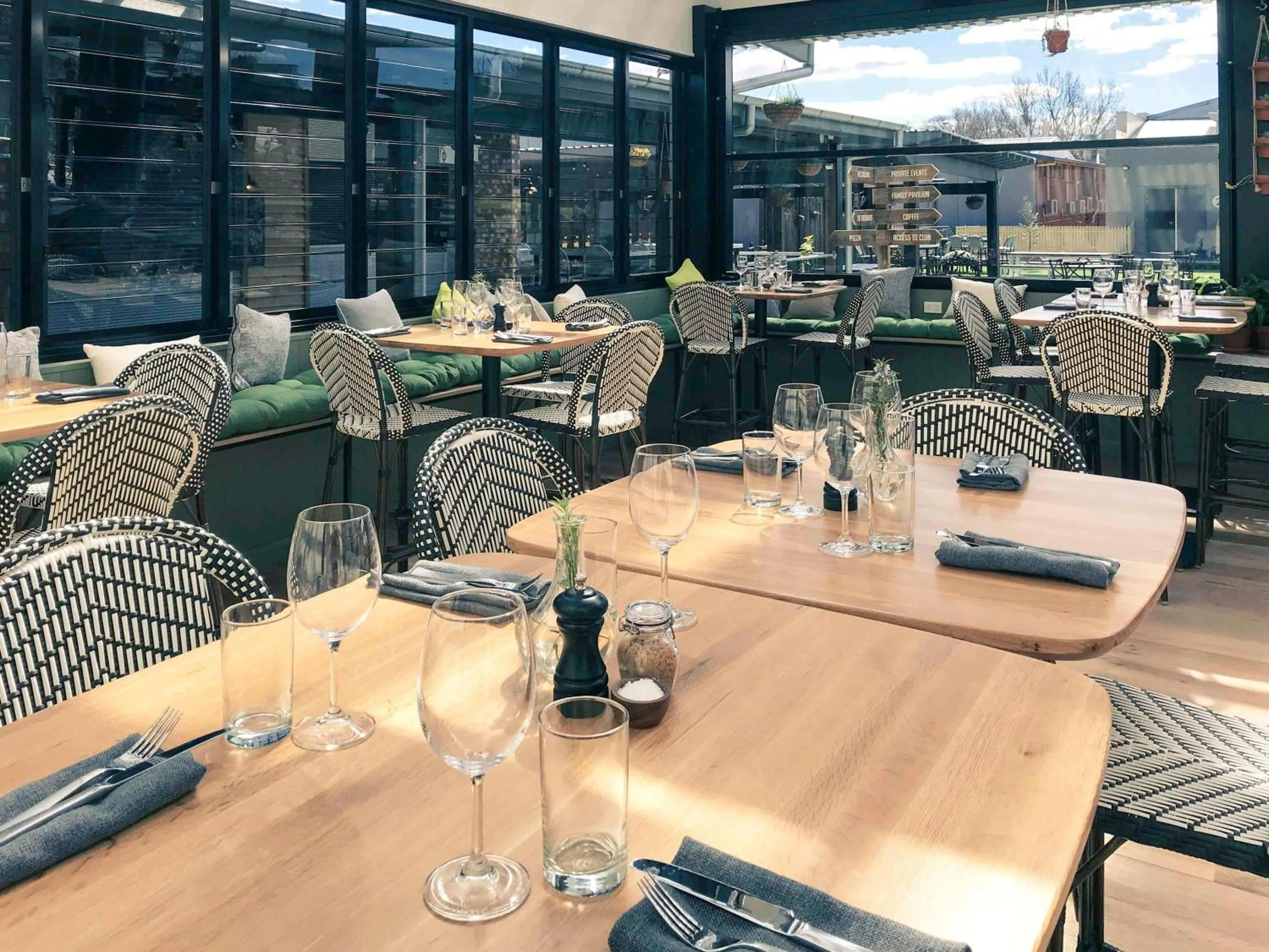 Restaurant/places to eat in Mercure Orange