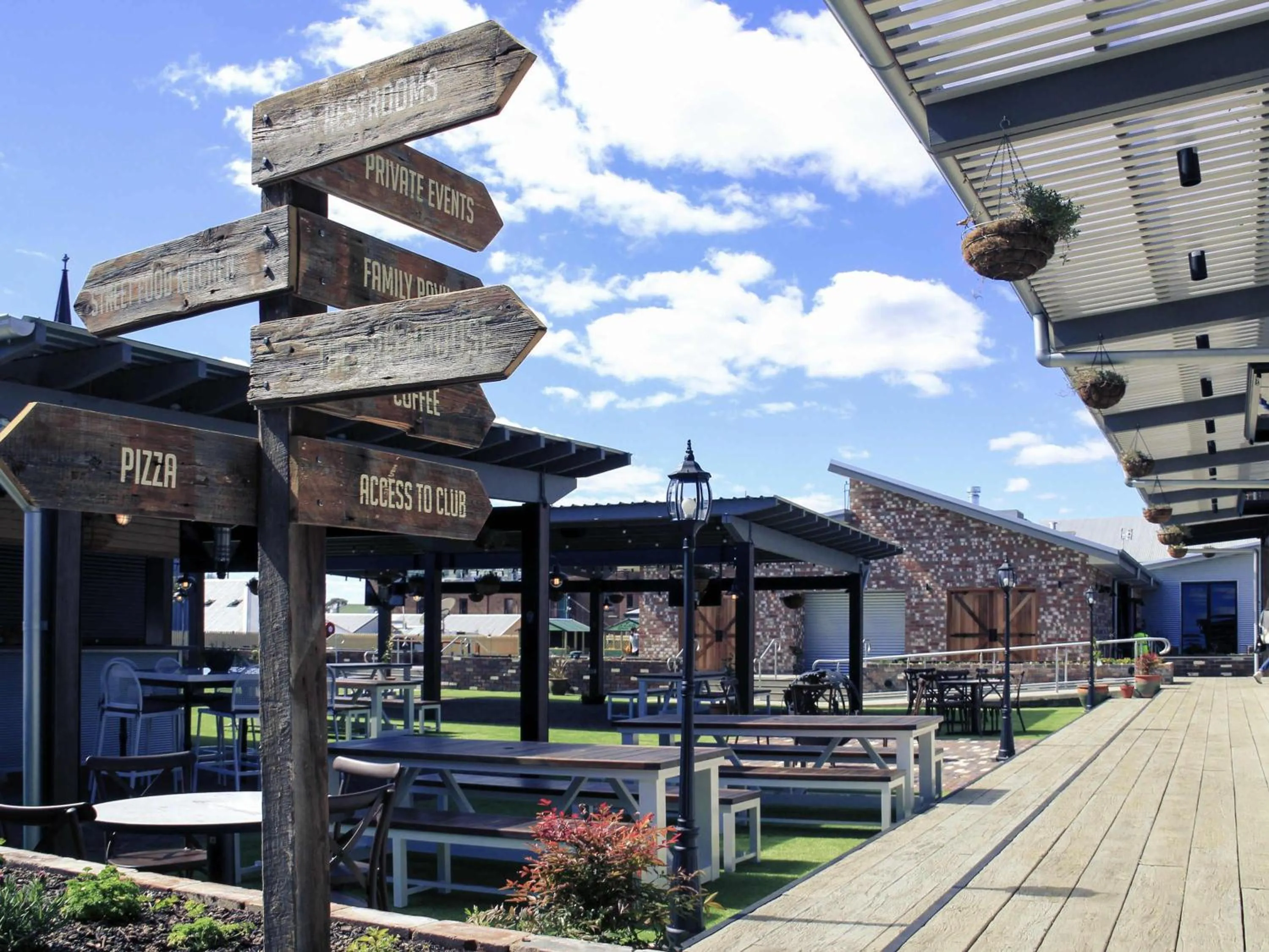 Lounge or bar in Mercure Orange