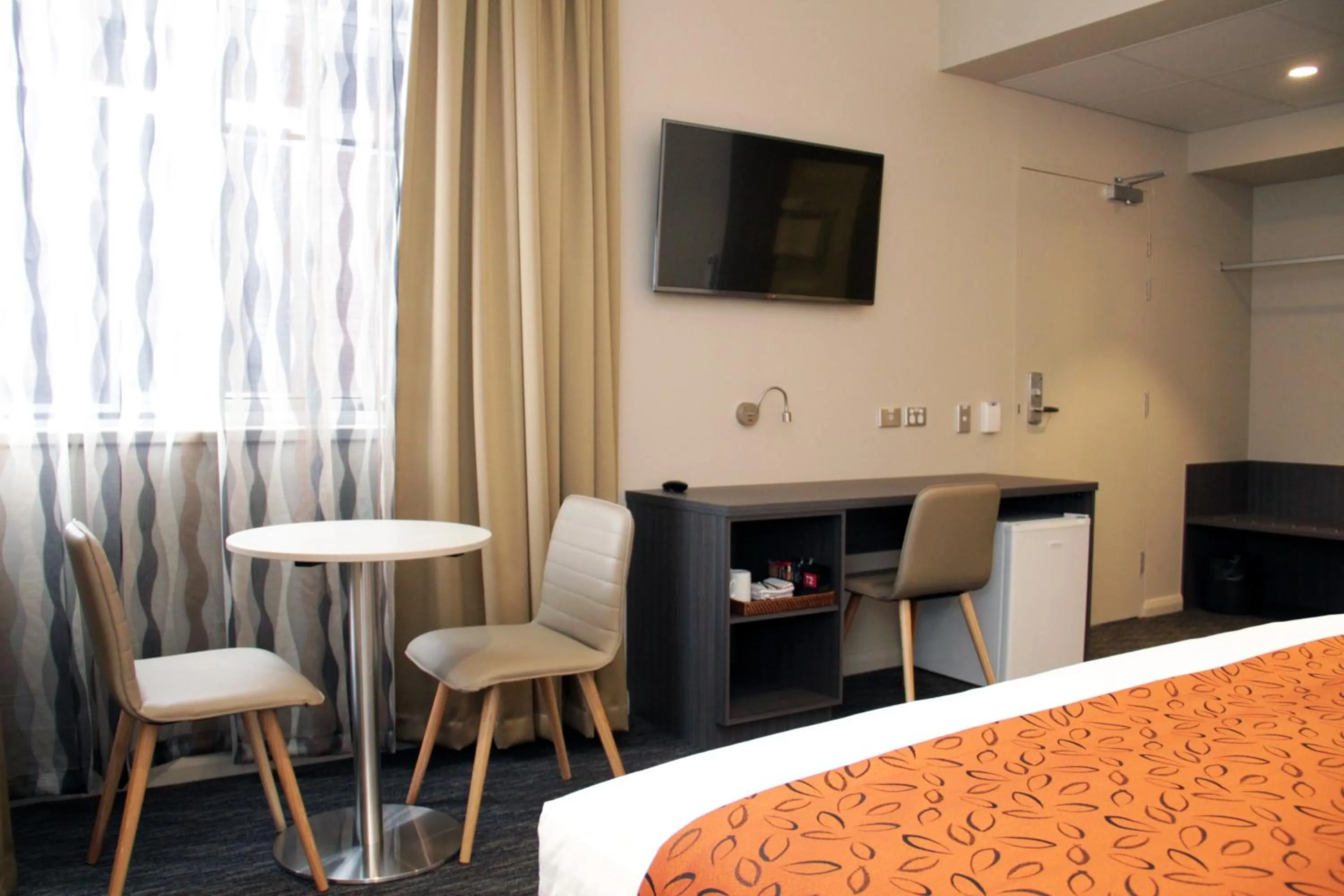 TV and multimedia, Bed in Mercure Orange