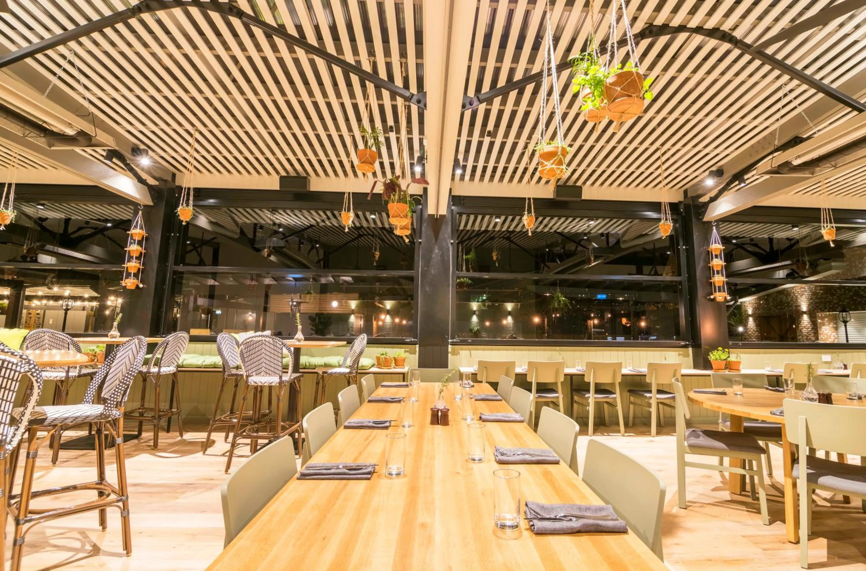 Restaurant/places to eat in Mercure Orange