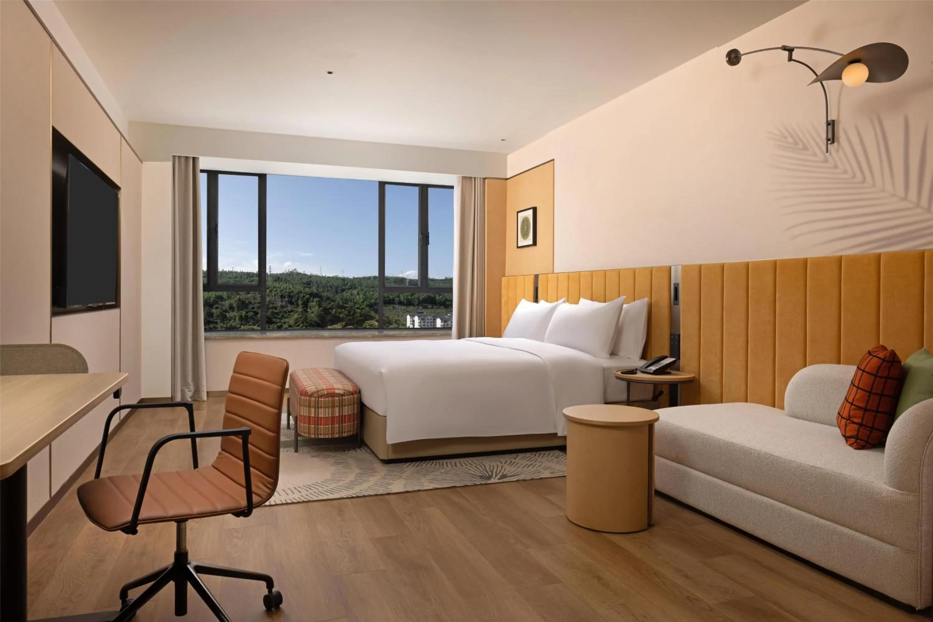 Living room, Bed in Hilton Garden Inn Shaoguan Furong New Town