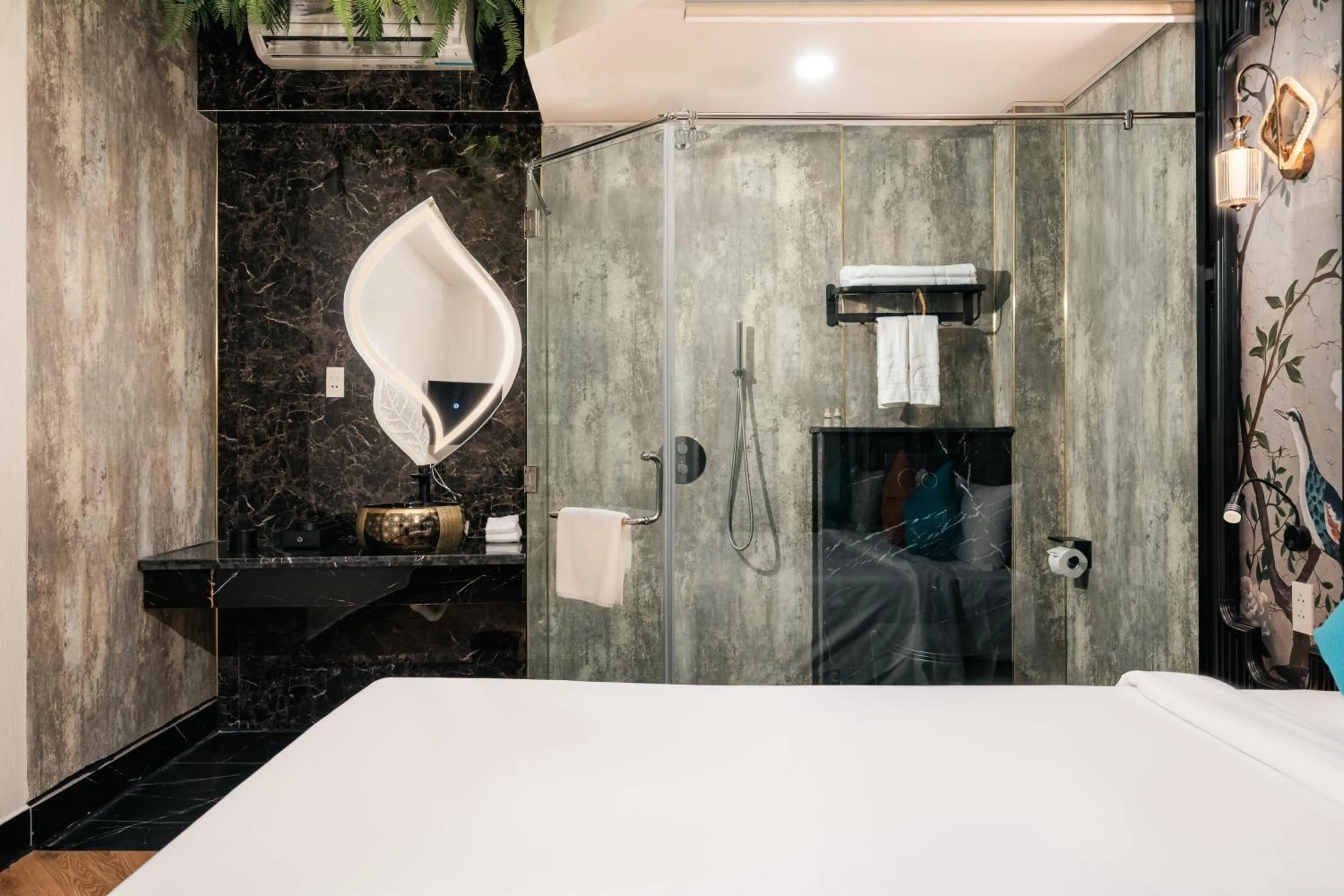 Bathroom, Bed in G8 Riverside Hotel Saigon