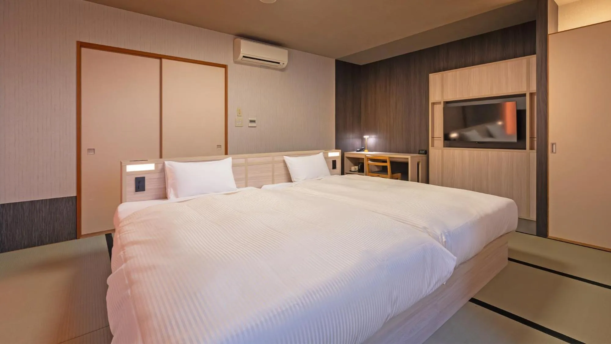 Bedroom, Bed in Quintessa Hotel Fukuoka watanabedori Comic&Books