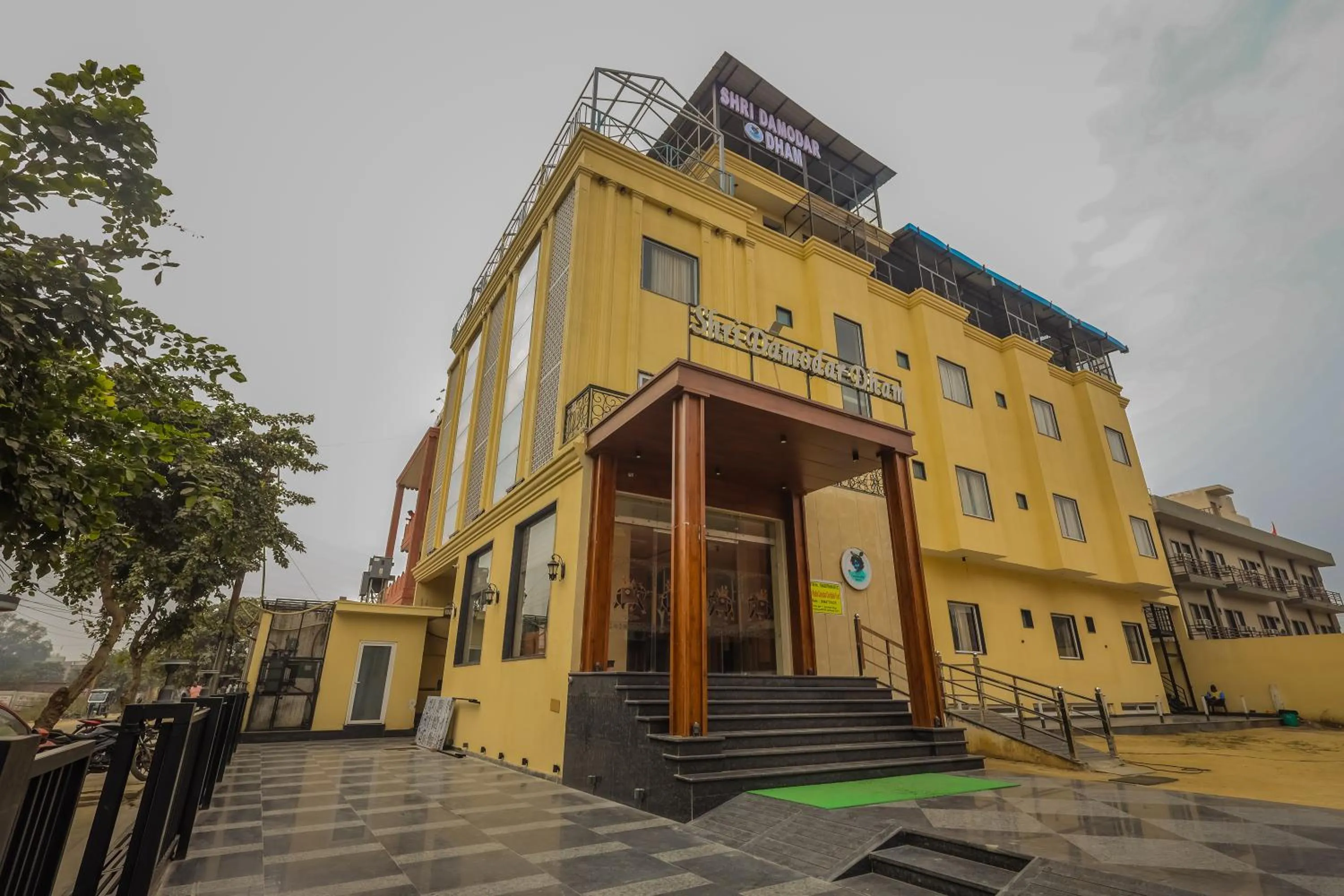 Facade/entrance in Shri Damodar Dham