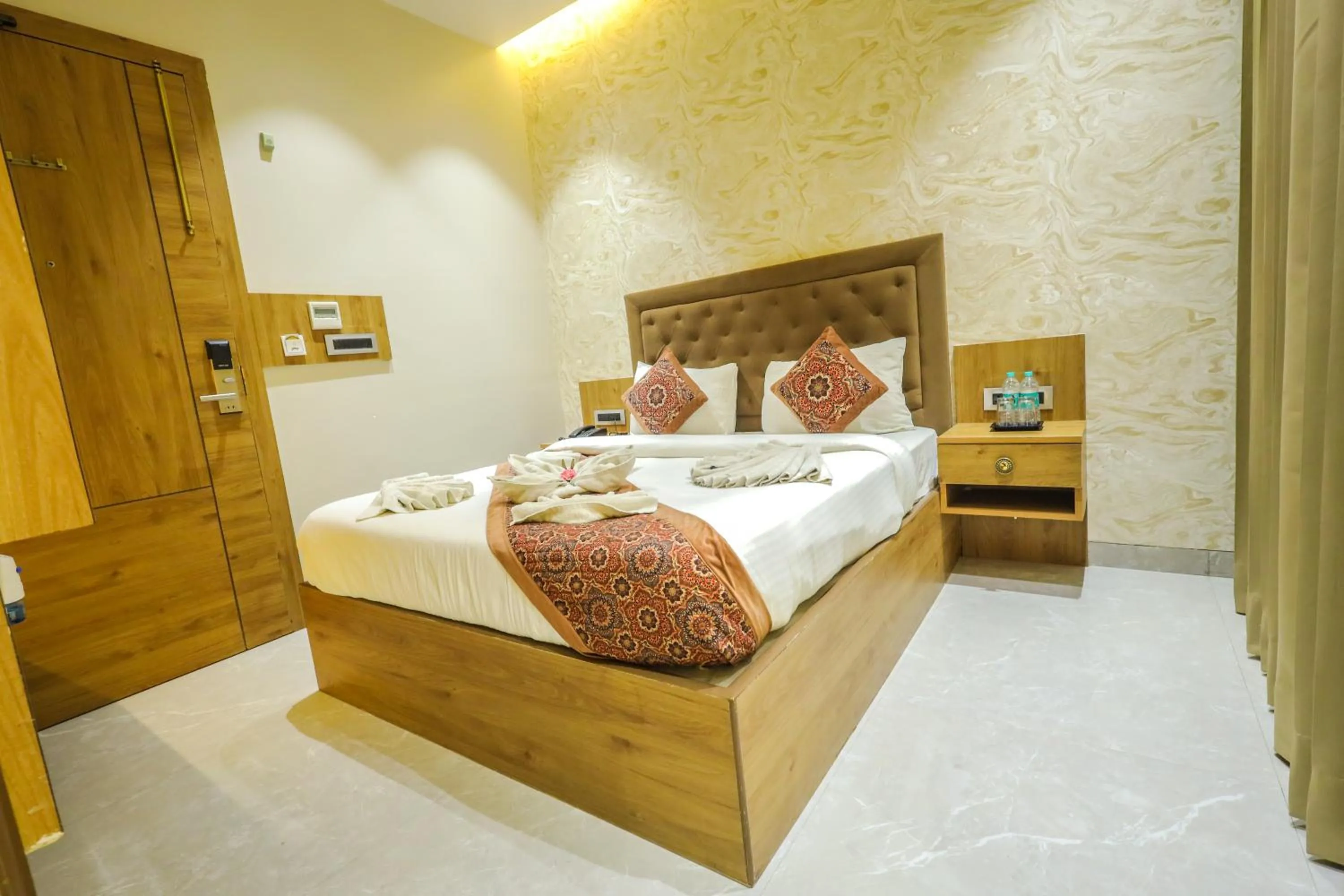 Bed in Shri Damodar Dham