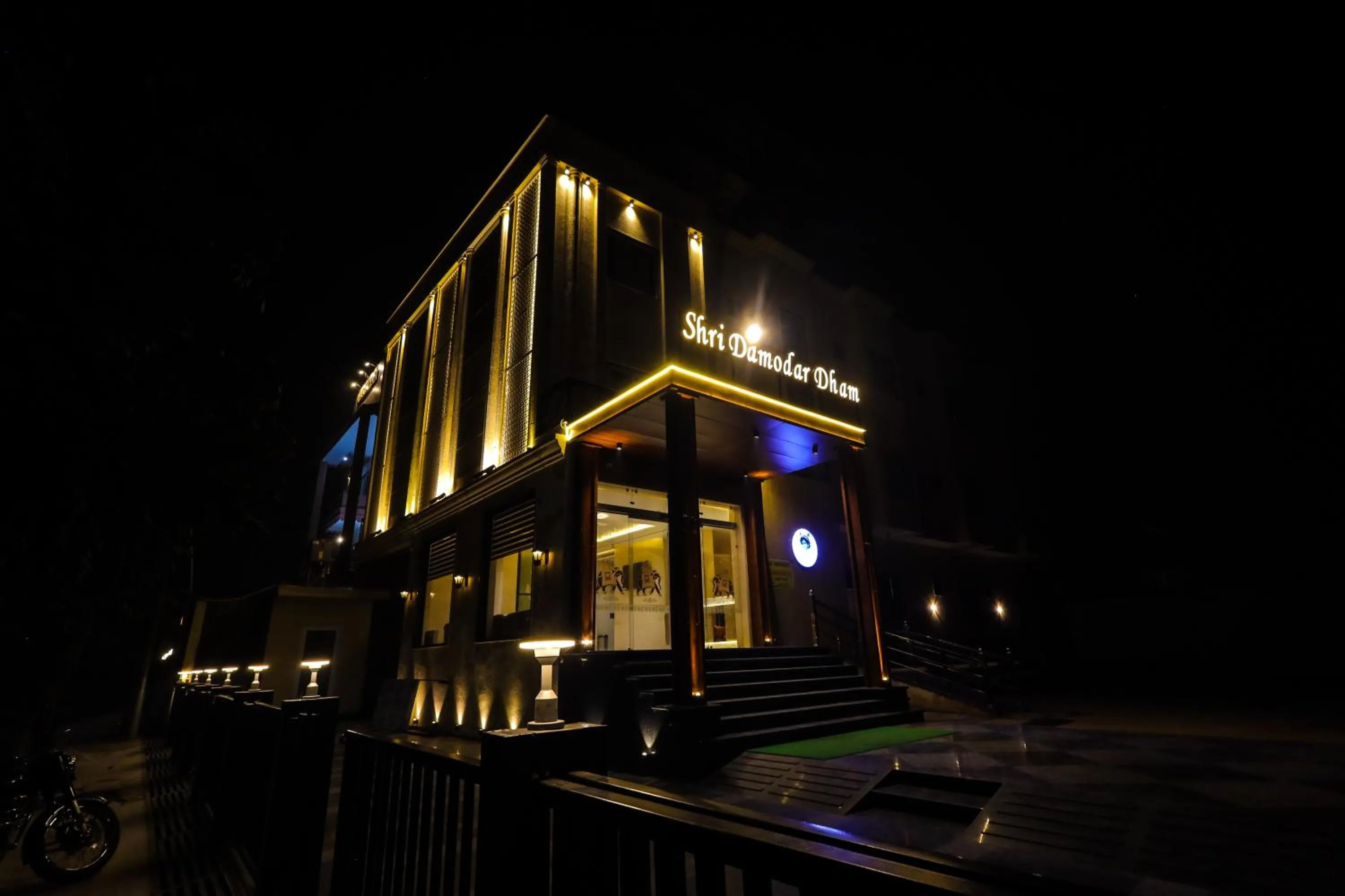 Facade/entrance in Shri Damodar Dham