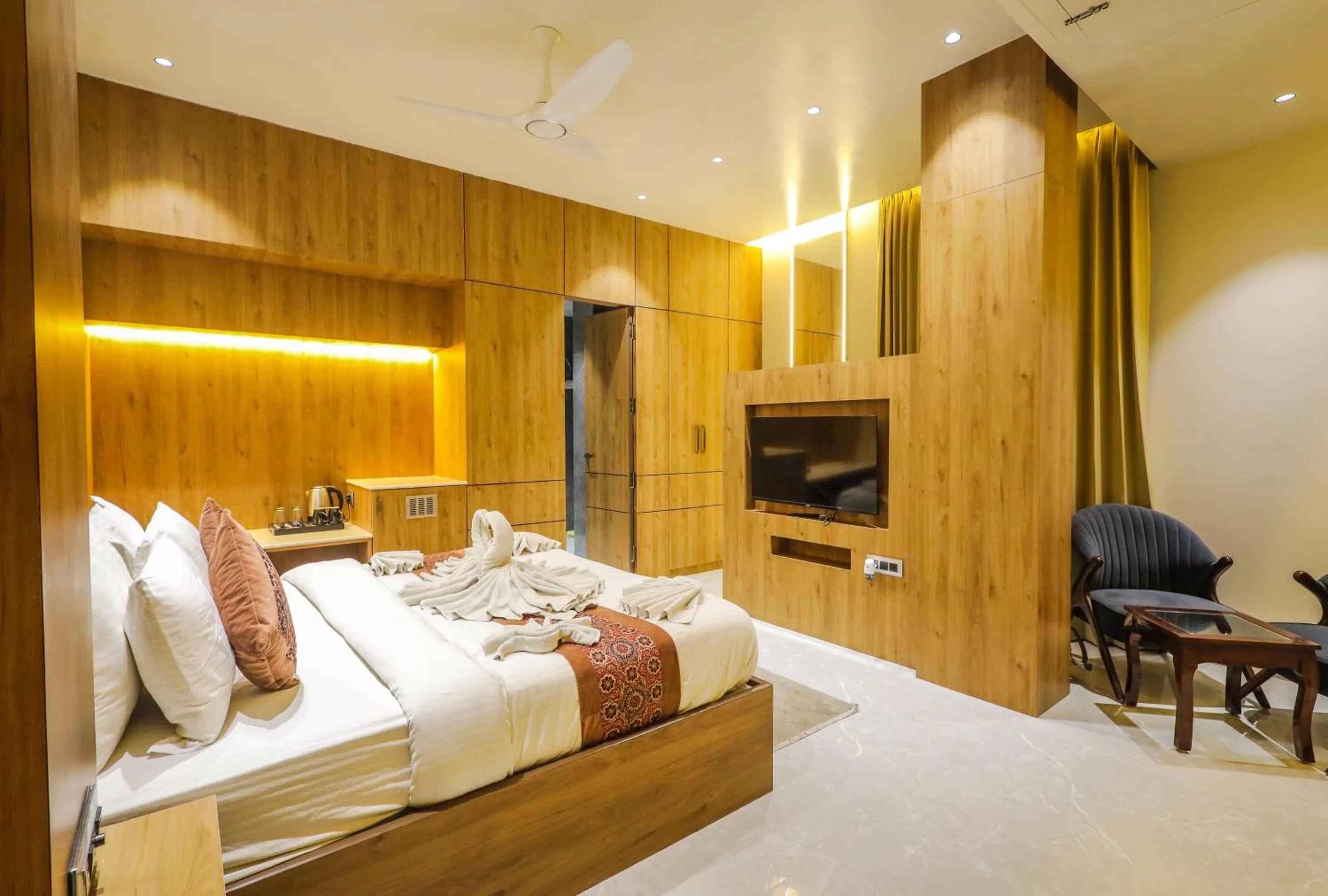 TV and multimedia, Bed in Shri Damodar Dham