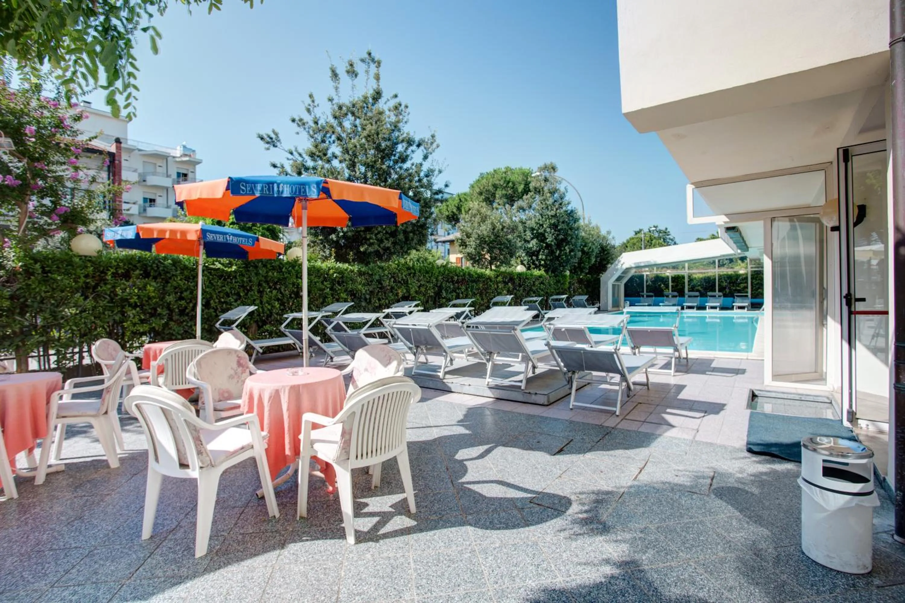 Swimming pool in Hotel Everest