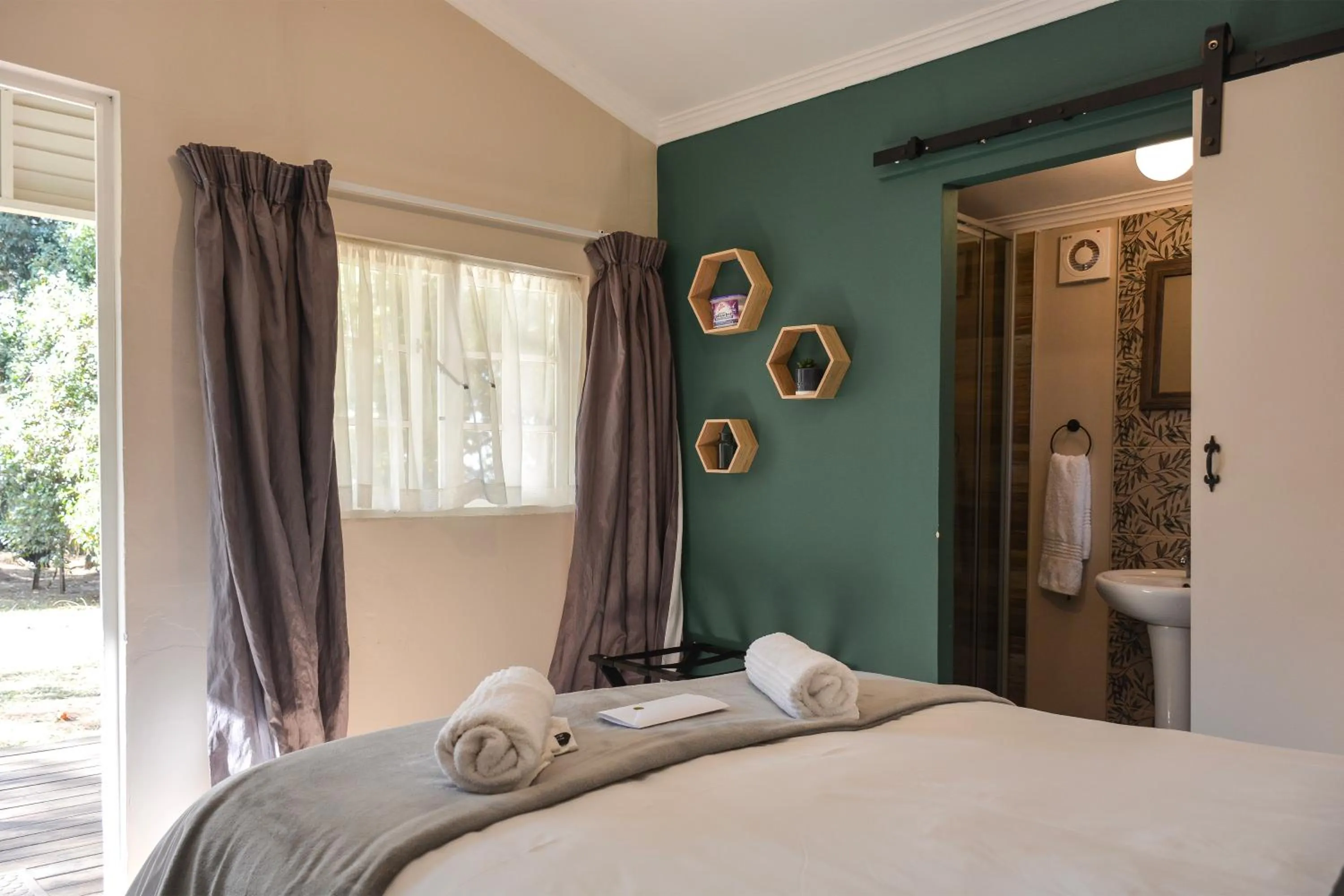 Shower, Bed in Biggy Best Boutique Hotel & Self Catering Cottages