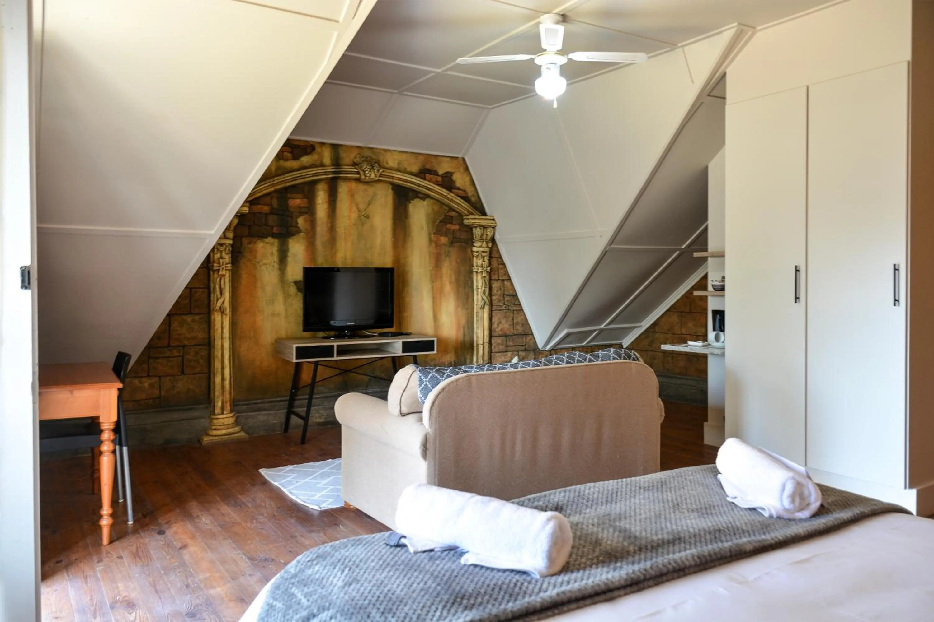 Bed in Biggy Best Boutique Hotel & Self Catering Cottages