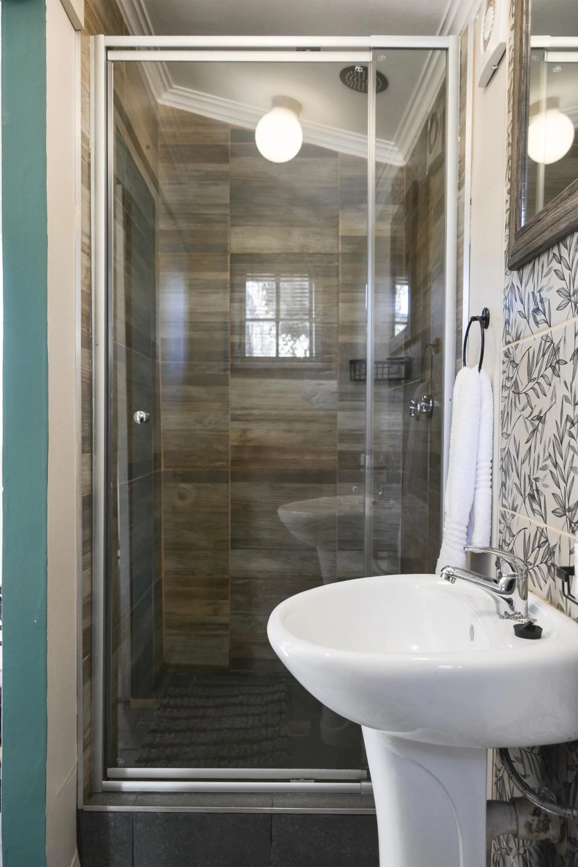 Shower in Biggy Best Boutique Hotel & Self Catering Cottages