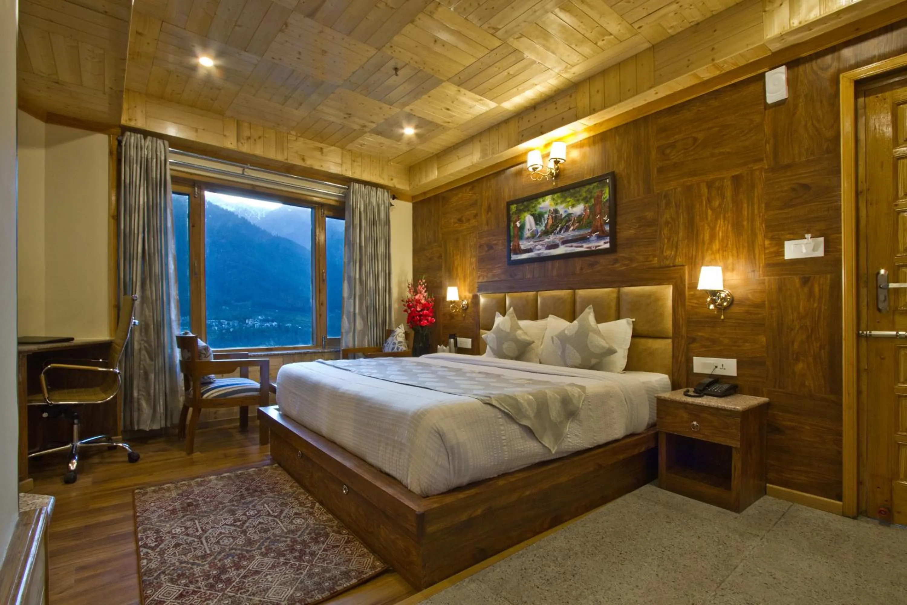 Bed in Foghills Cottages Manali