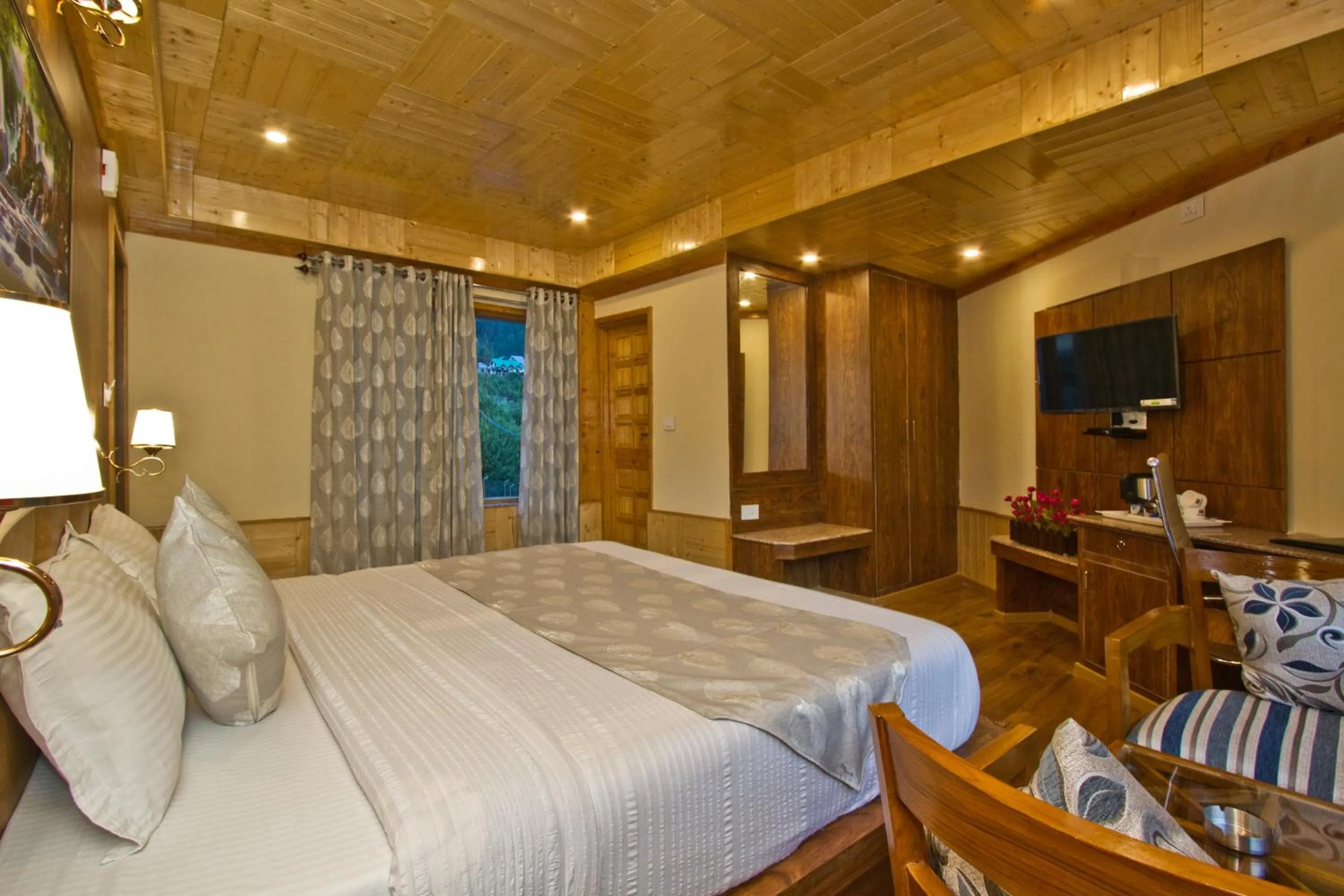 Bed in Foghills Cottages Manali