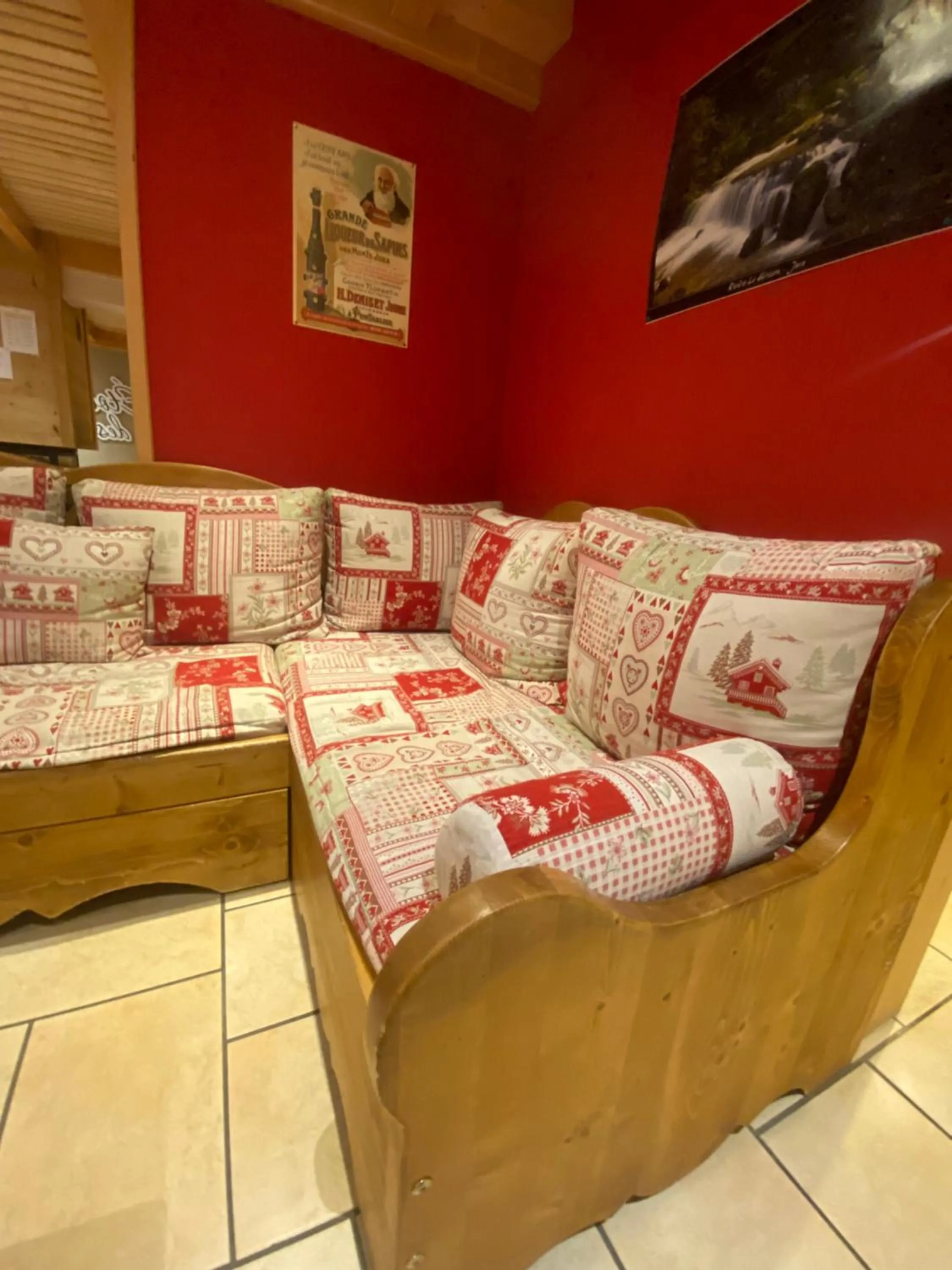 Property building, Bed in Hôtel Restaurant Etoile des Neiges Piscine Jacuzzi Sauna Massage Salle de Jeux