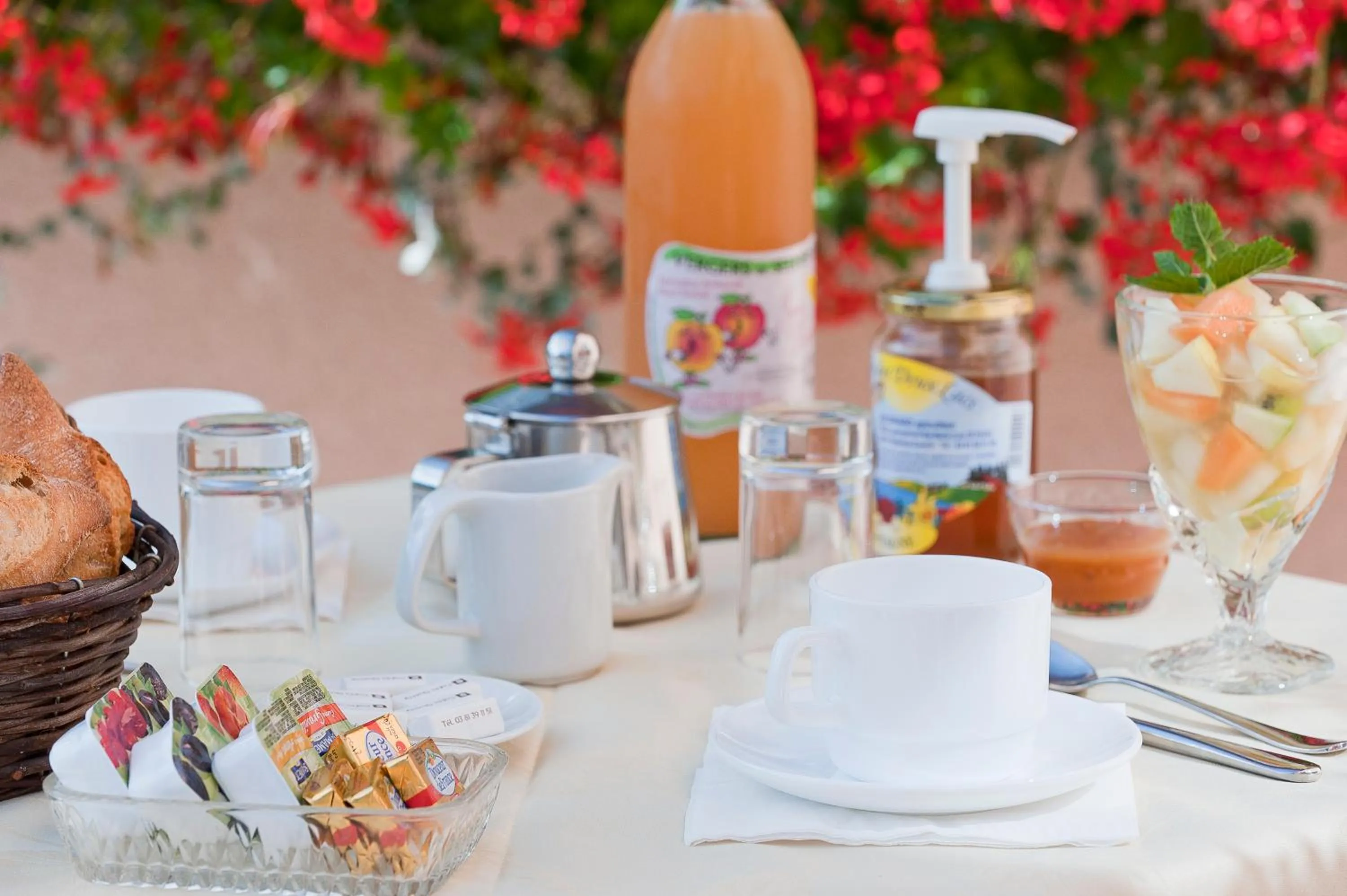 Food and drinks in Etoile des Neiges Hôtel et Piscine