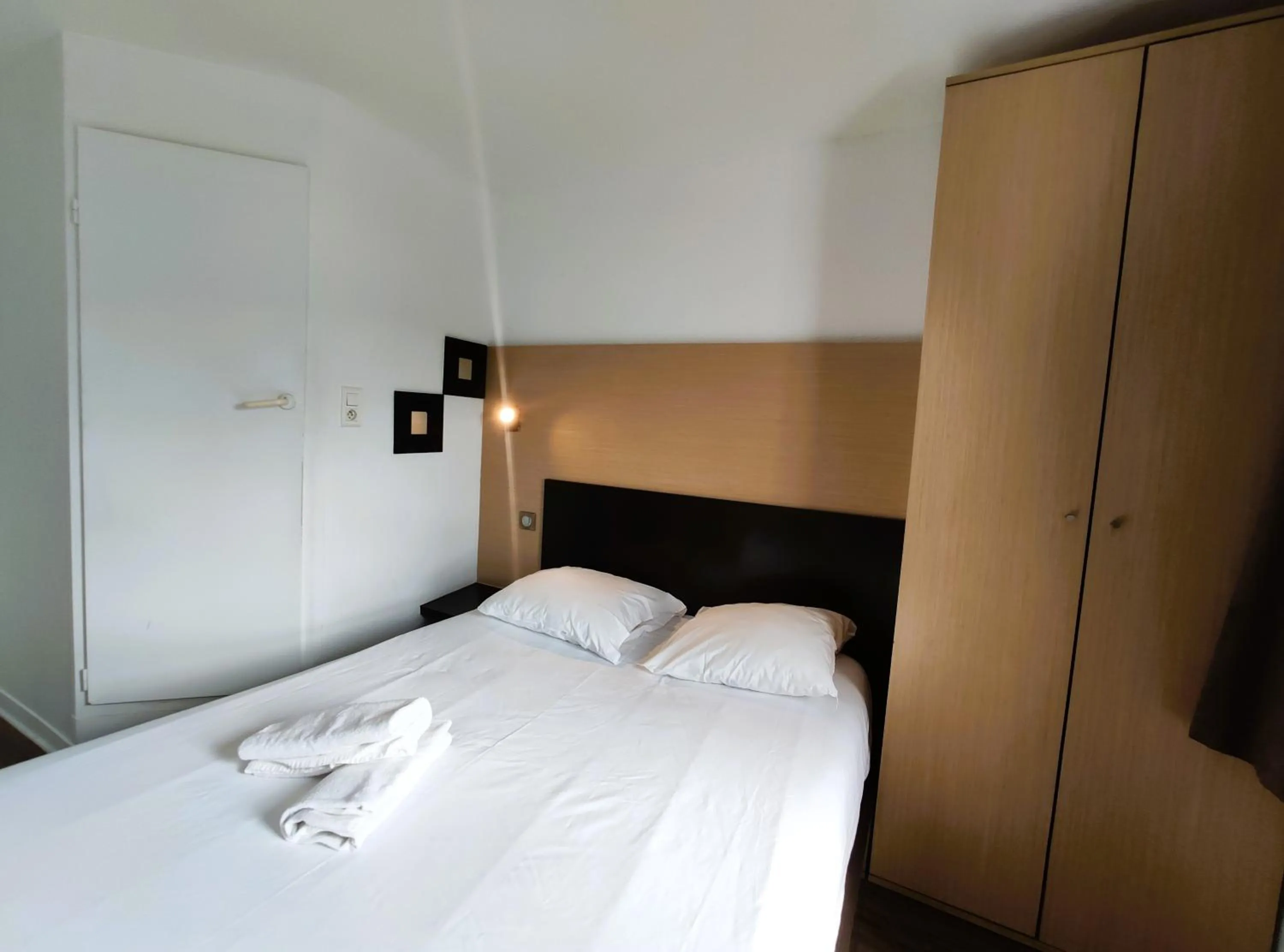 Photo of the whole room, Bed in Hôtel Akena Pierrelaye