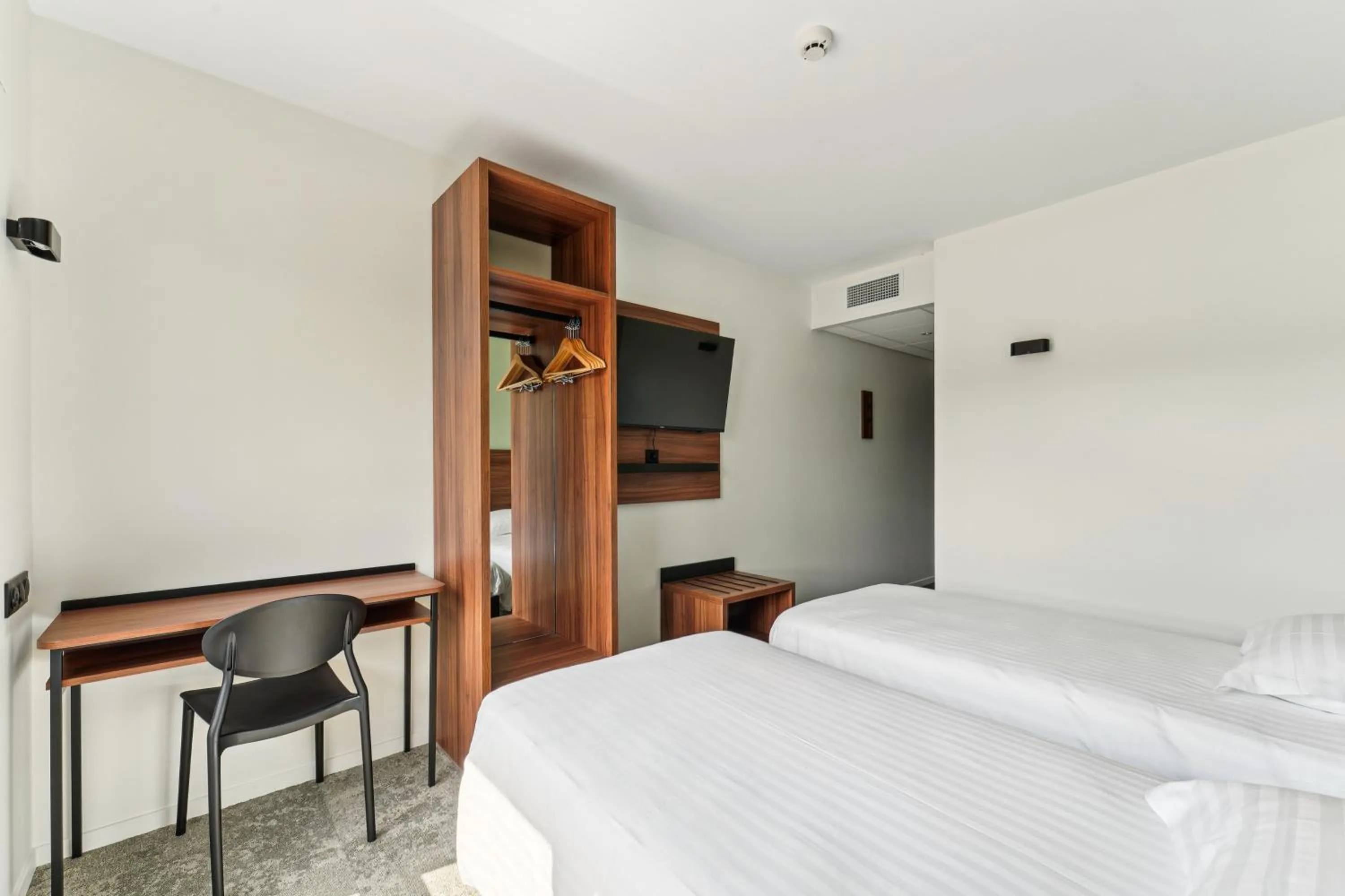 Photo of the whole room, Bed in Hôtel Akena Pierrelaye