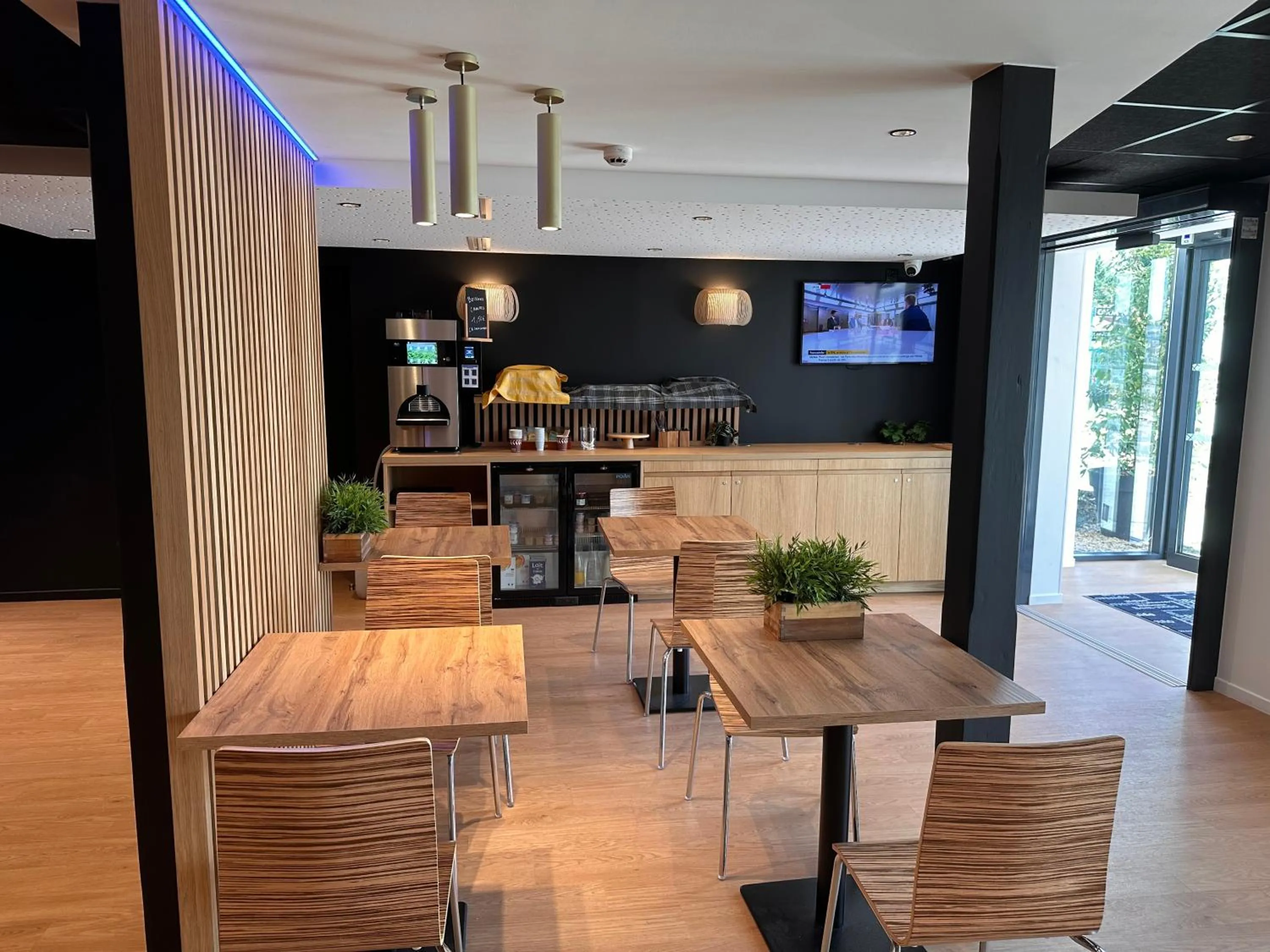 Breakfast in Hôtel Akena Pierrelaye