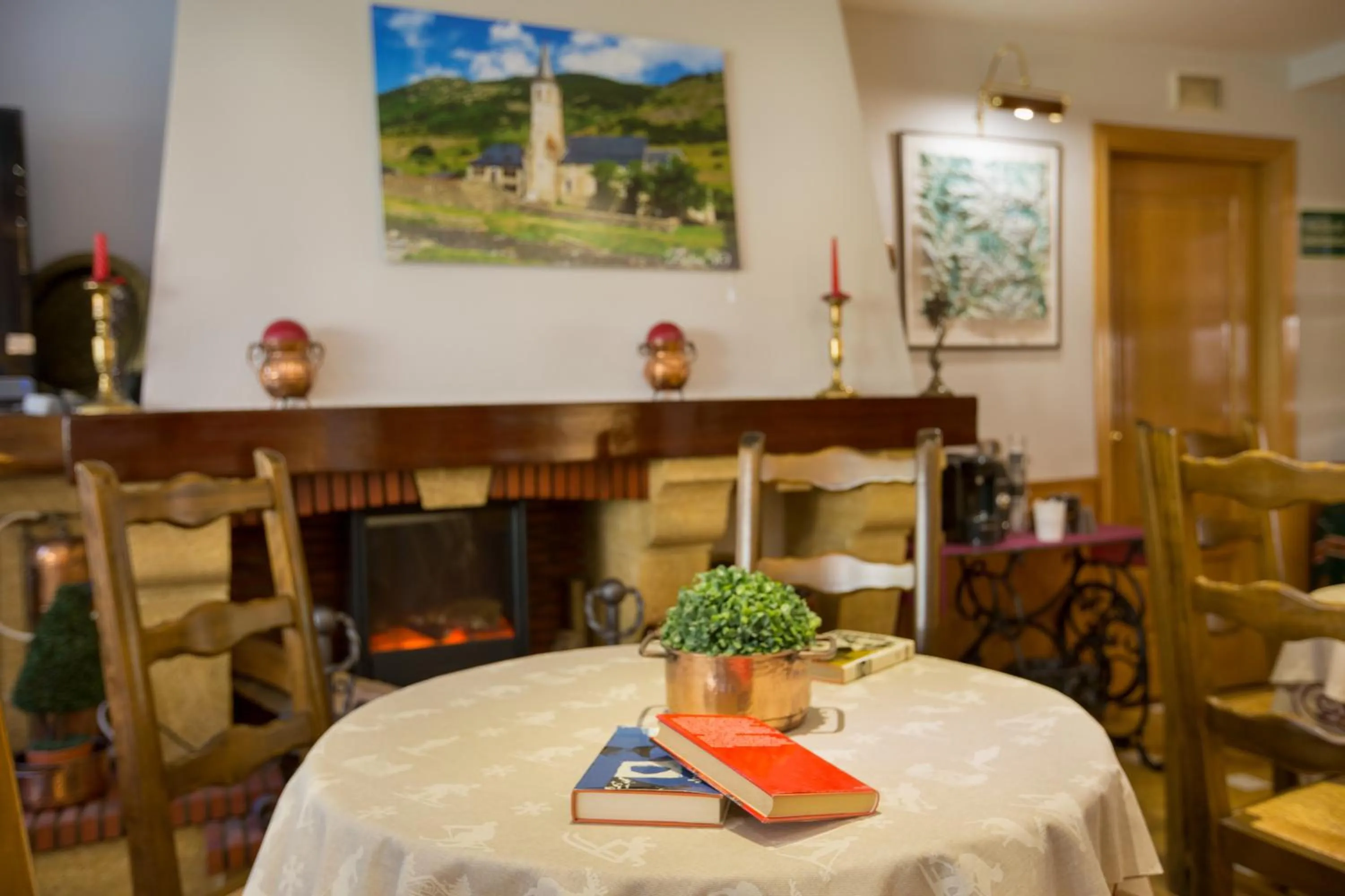 Communal lounge/ TV room in Hotel Eth Solan & SPA