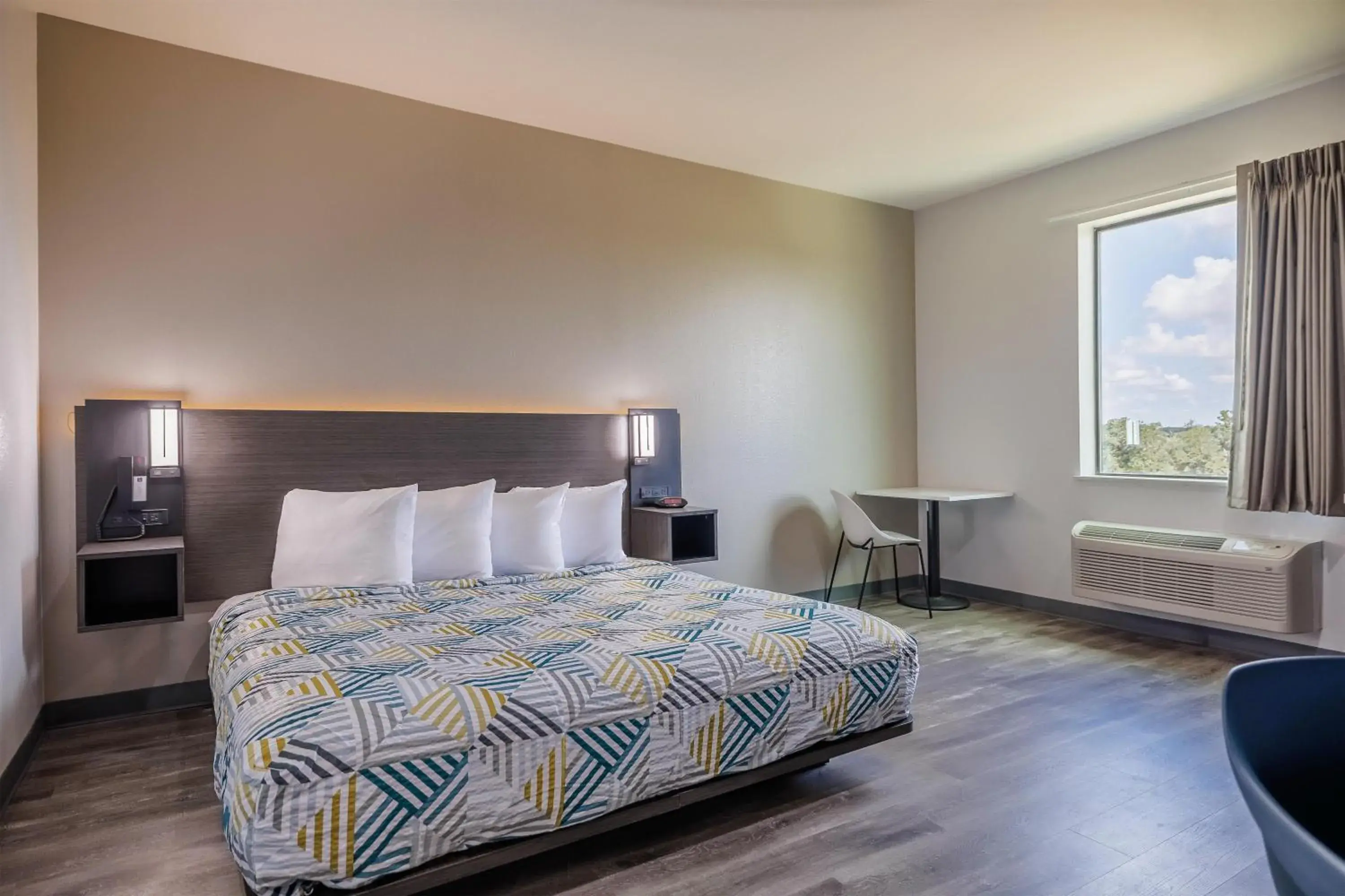 King Room - Disability Access - Non-Smoking in Studio 6 Giddings King Room - Disability Access - Non-Smoking in Studio 6 Giddings