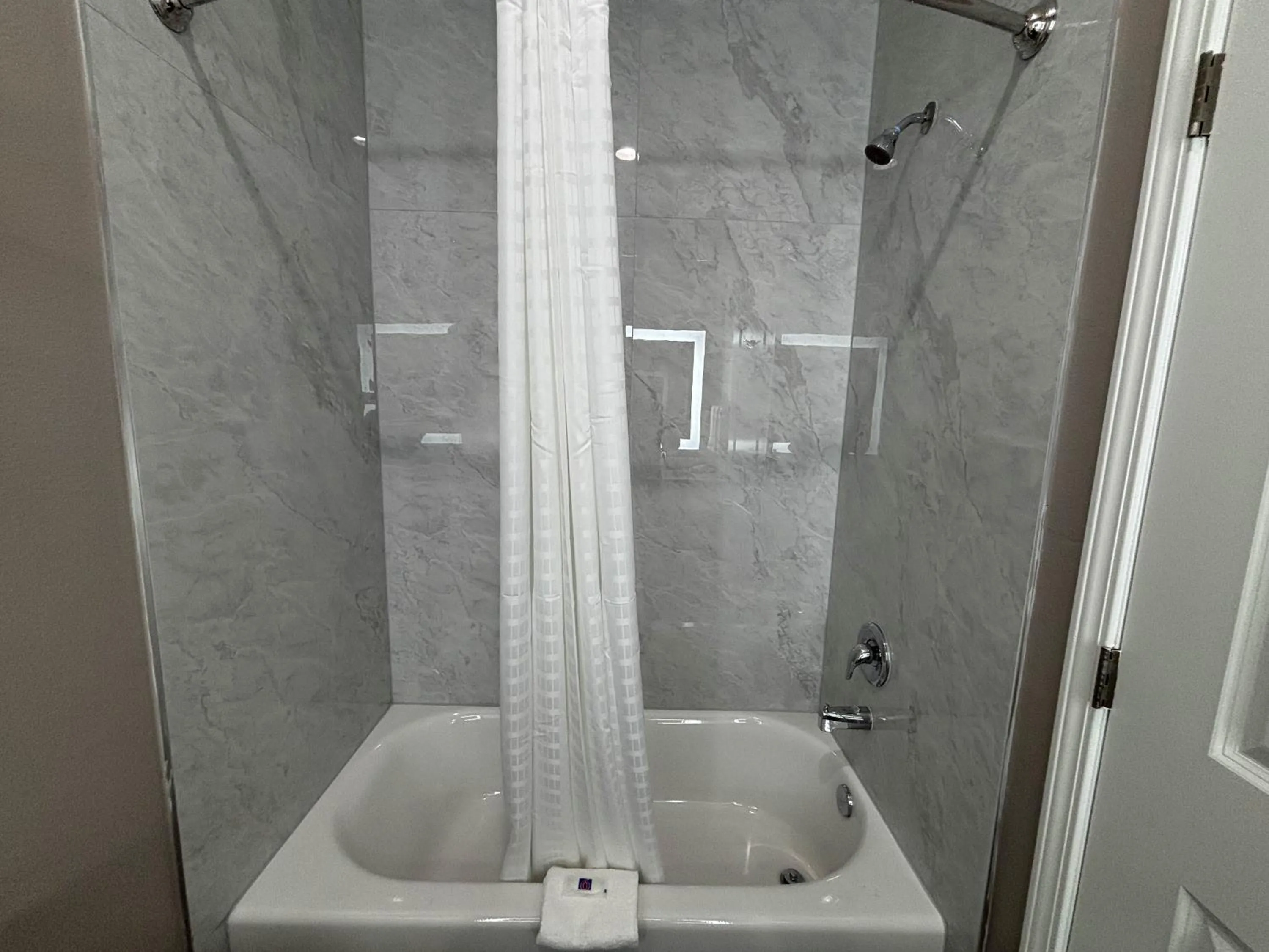 Bathroom in Studio 6 Giddings