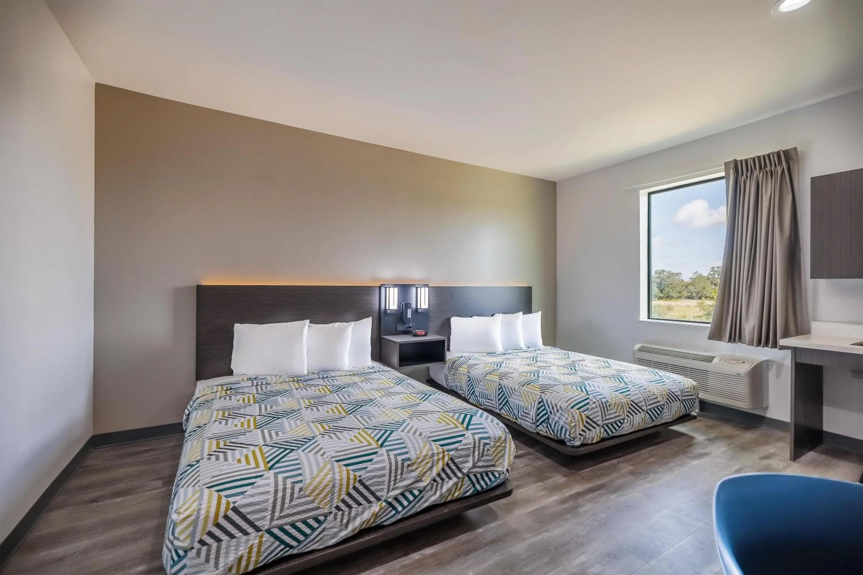 Photo of the whole room, Bed in Studio 6 Giddings