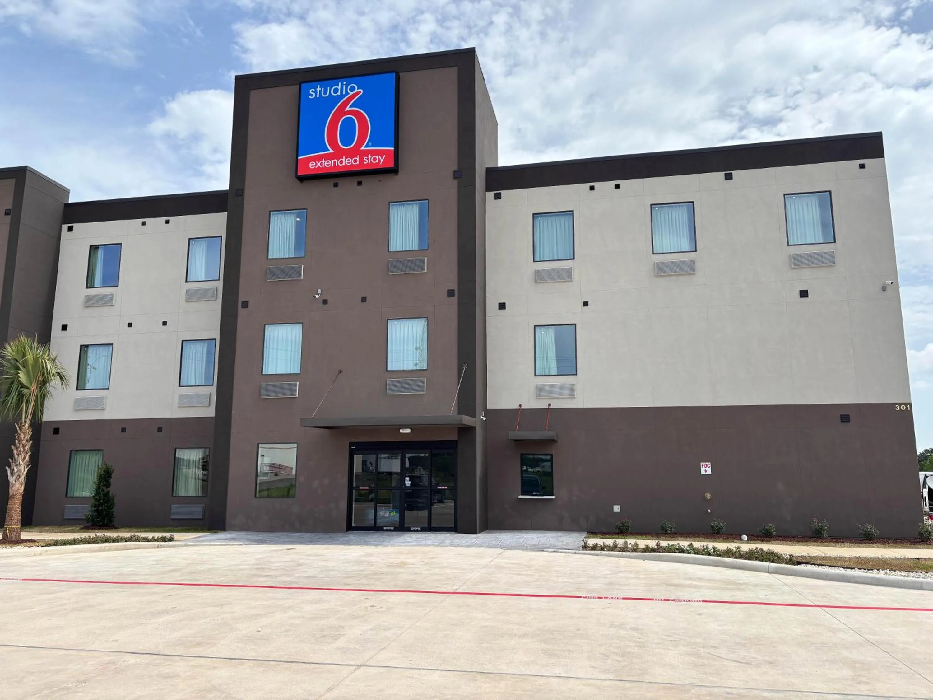 Property building in Studio 6 Giddings