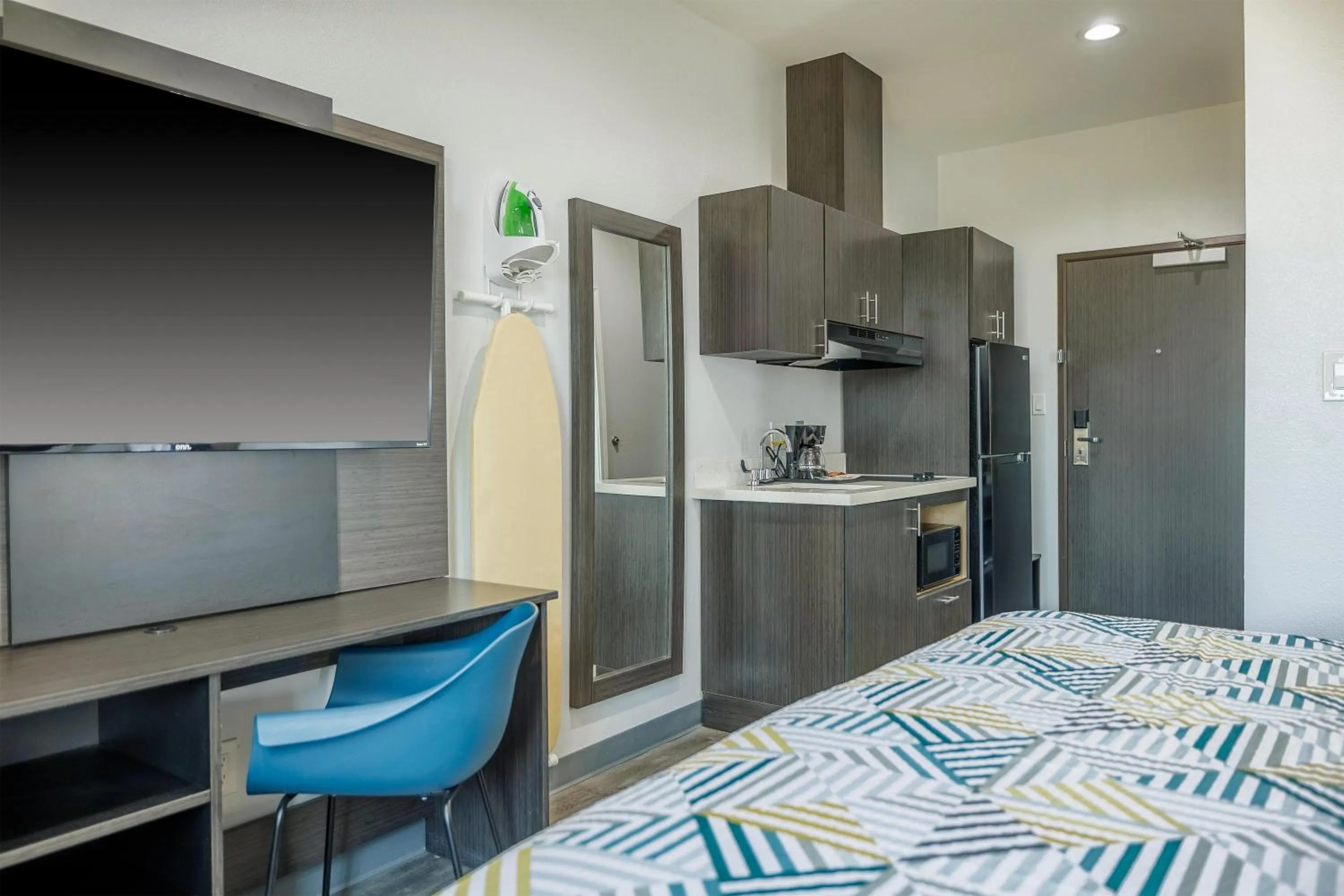 Photo of the whole room, Bed in Studio 6 Giddings