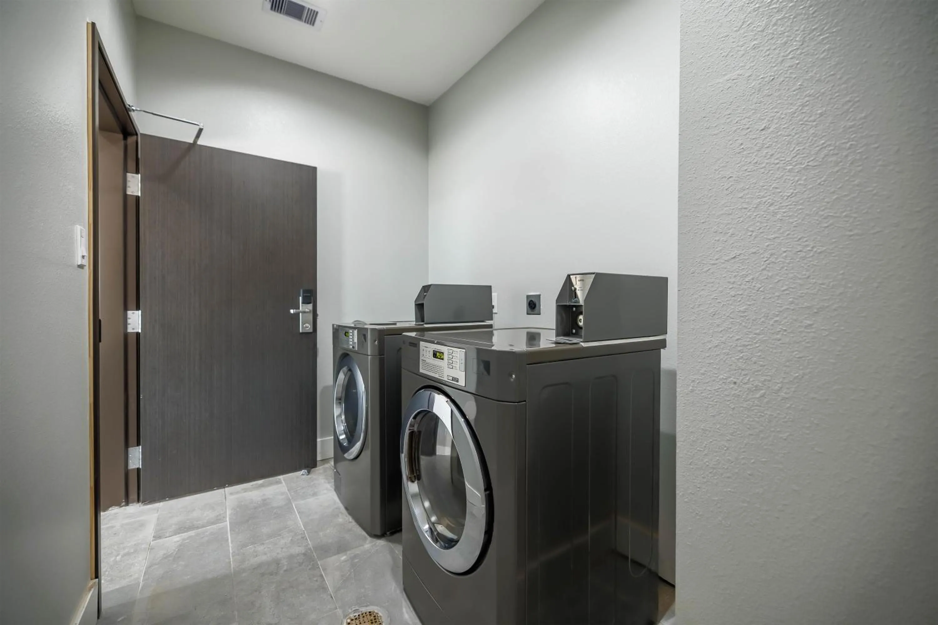 Photo of the whole room in Studio 6 Giddings