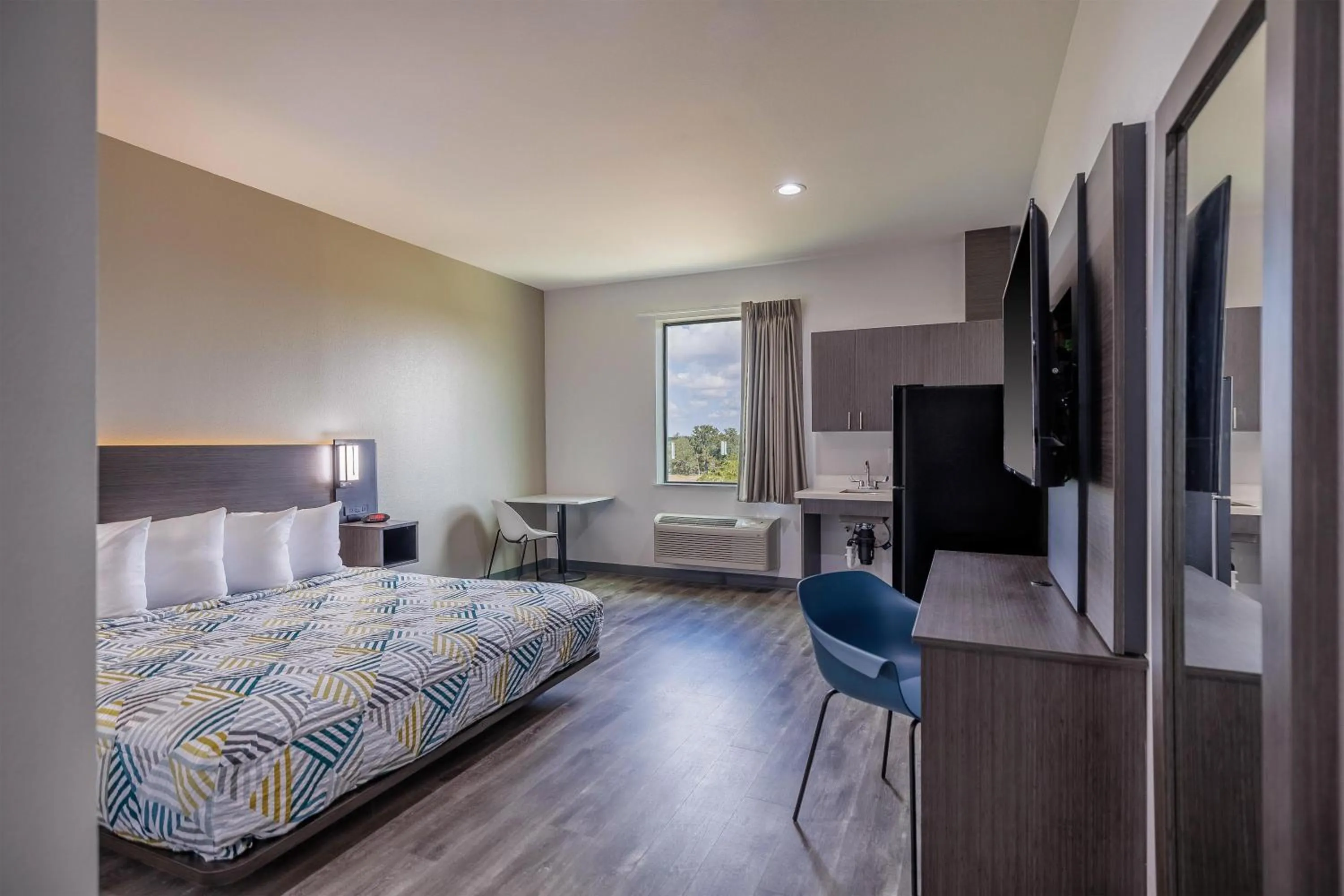 Photo of the whole room, Bed in Studio 6 Giddings