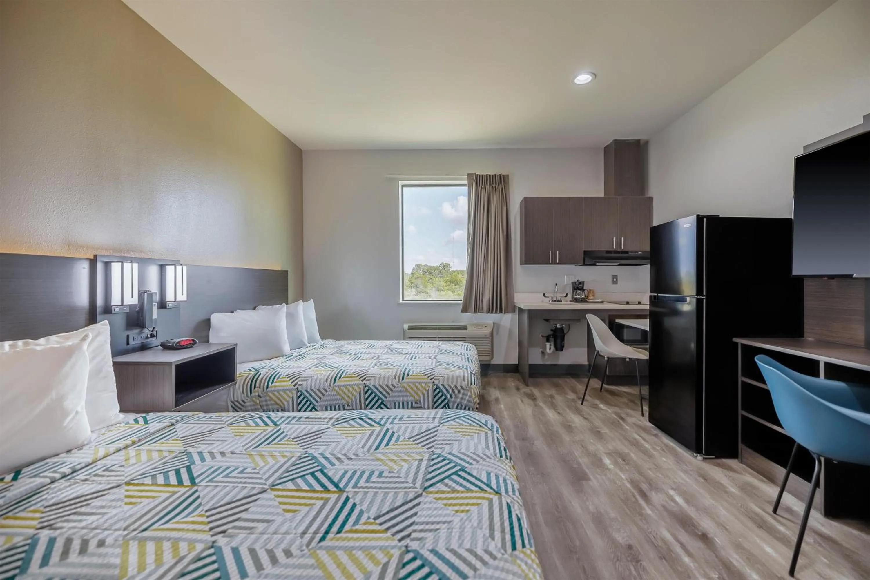 Photo of the whole room, Bed in Studio 6 Giddings