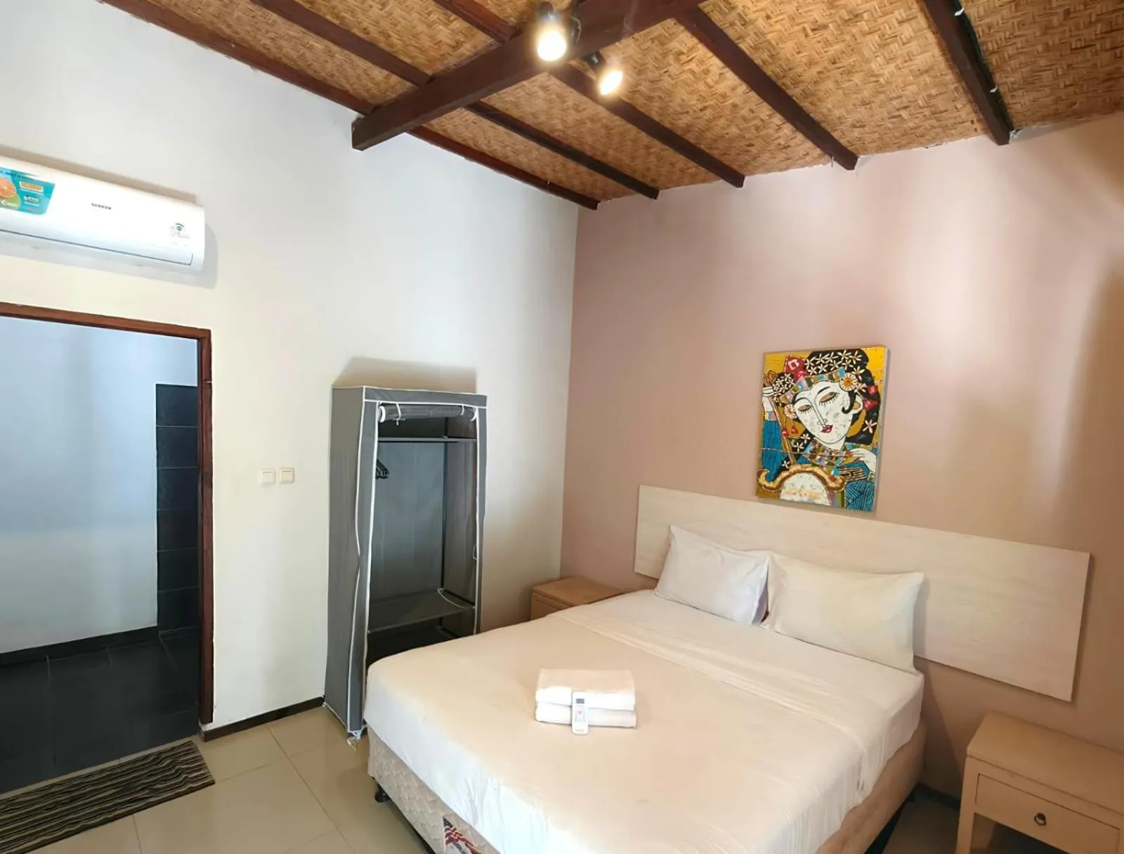 Photo of the whole room, Bed in Si Pitung Village