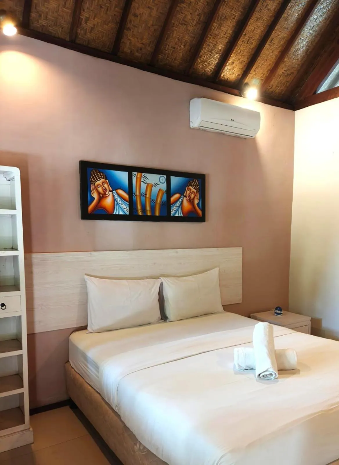 Photo of the whole room, Bed in Si Pitung Village